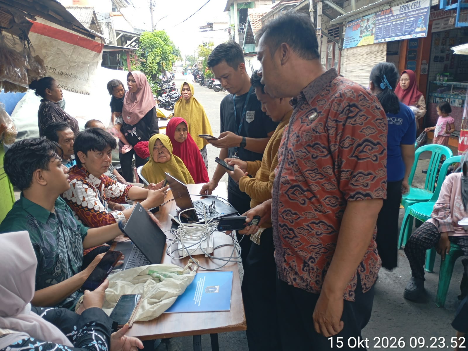 Tingkatkan Pelayanan Adminduk, Pemkel Kalibaru Serahkan Akta Kelahiran dan IKD Secara Simbolis di RW 014 2