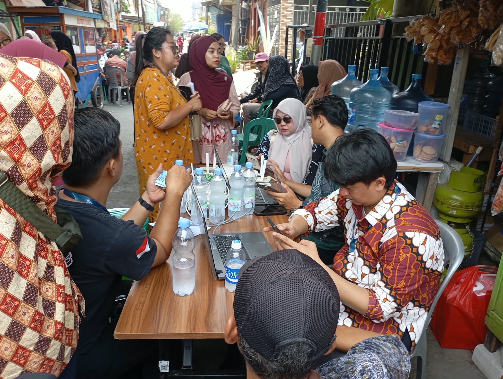 Tingkatkan Pelayanan Adminduk, Pemkel Kalibaru Serahkan Akta Kelahiran dan IKD Secara Simbolis di RW 014 1