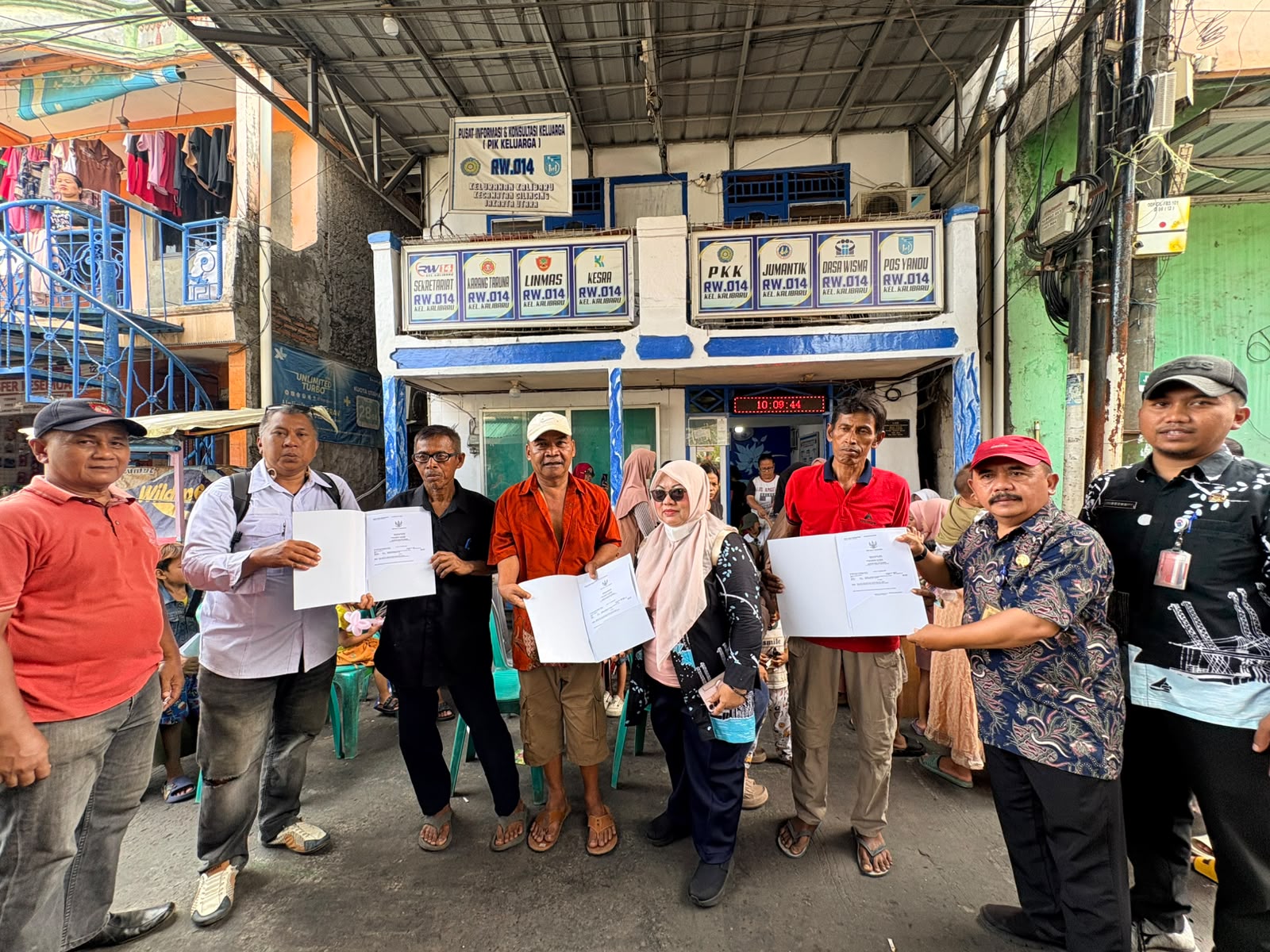 Tingkatkan Pelayanan Adminduk, Pemkel Kalibaru Serahkan Akta Kelahiran dan IKD Secara Simbolis di RW 014 4