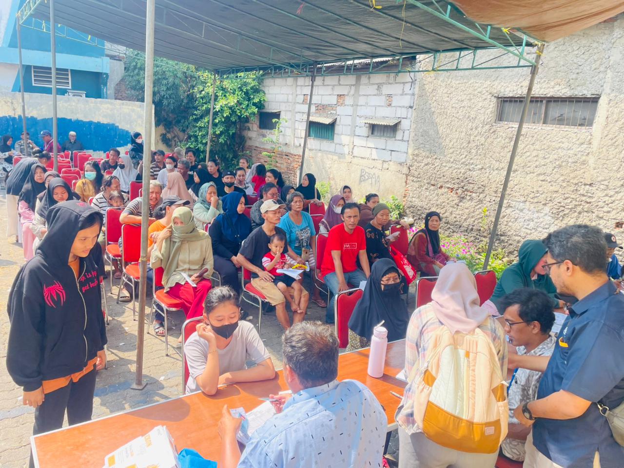 Pantau Langsung Penyaluran Beras Bulog Hari Ini, Lurah Semper Barat Siagakan Tim Medis PMI Jakarta Utara dan Ambulans 4