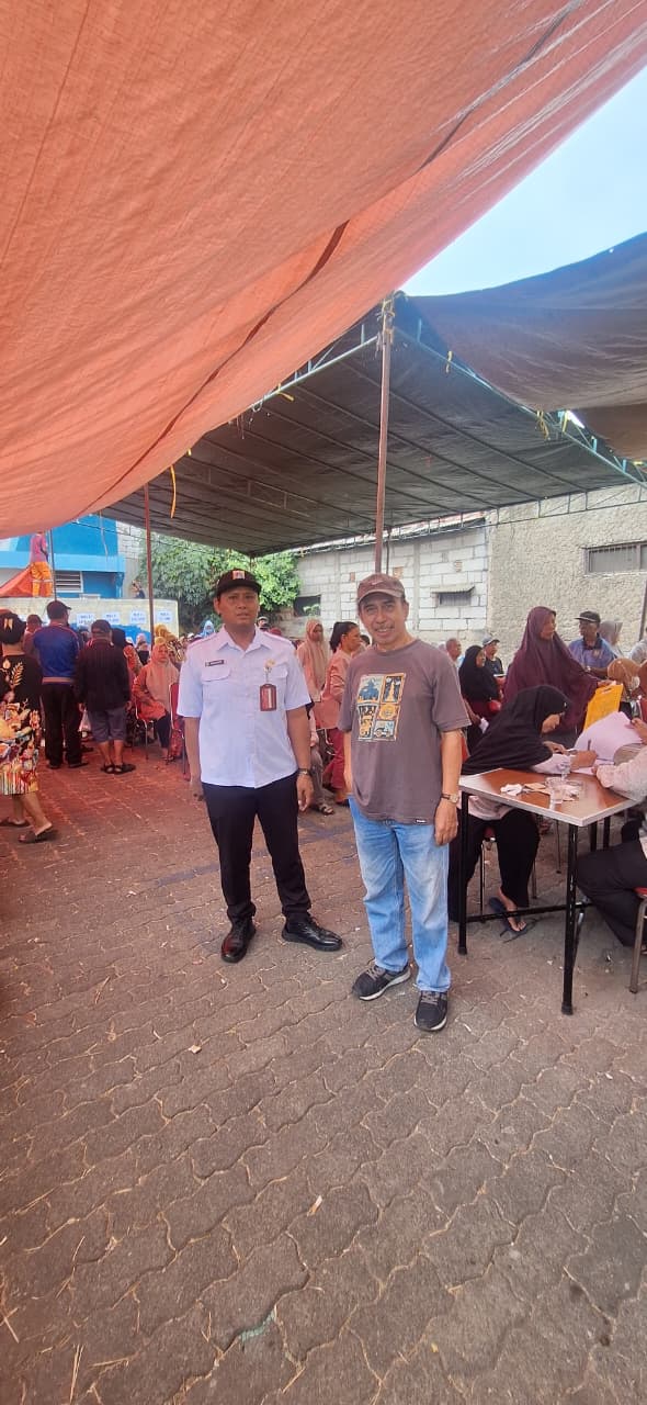 Pantau Langsung Penyaluran Beras Bulog Hari Ini, Lurah Semper Barat Siagakan Tim Medis PMI Jakarta Utara dan Ambulans 3