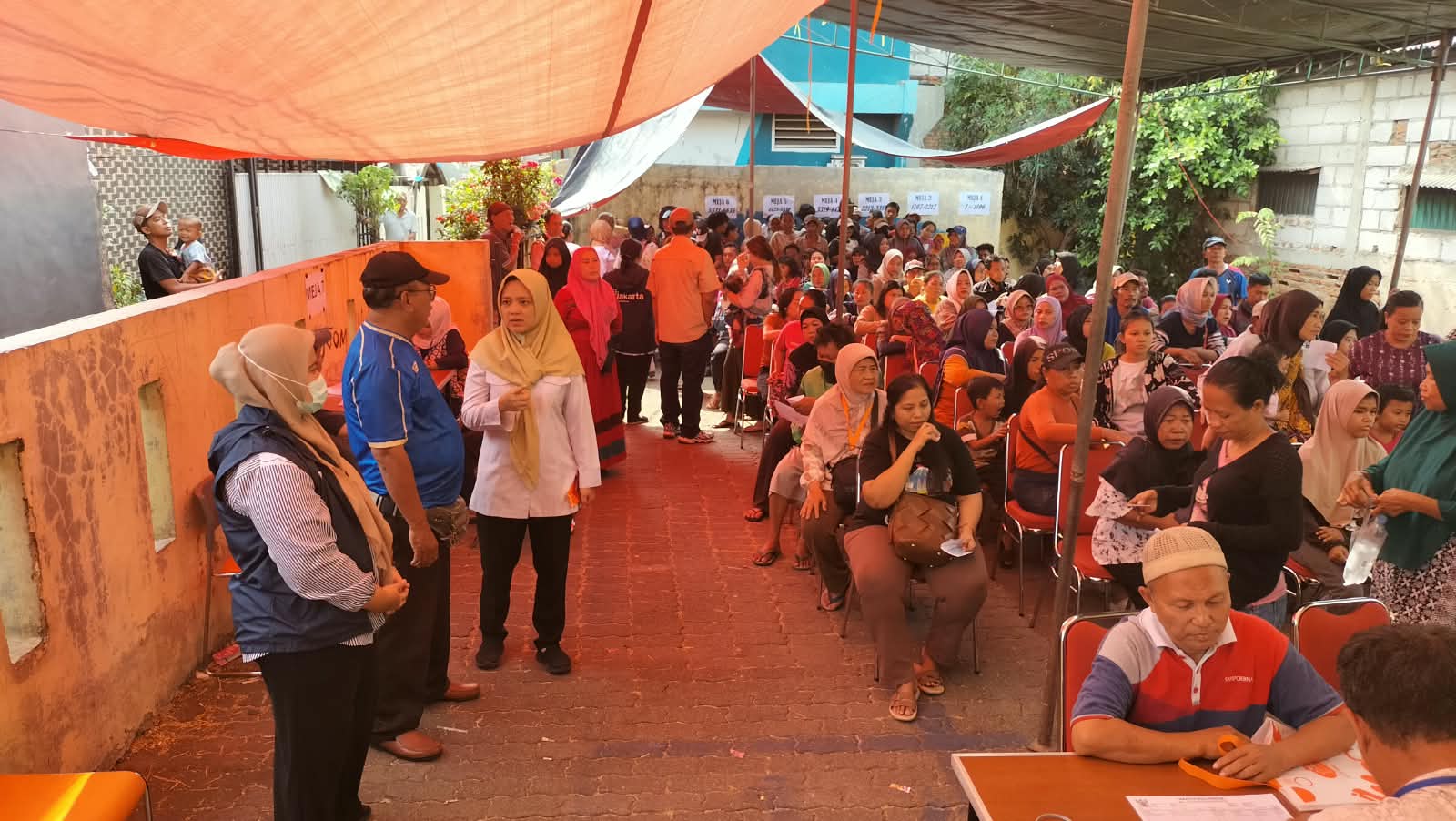 Pantau Langsung Penyaluran Beras Bulog Hari Ini, Lurah Semper Barat Siagakan Tim Medis PMI Jakarta Utara dan Ambulans 5
