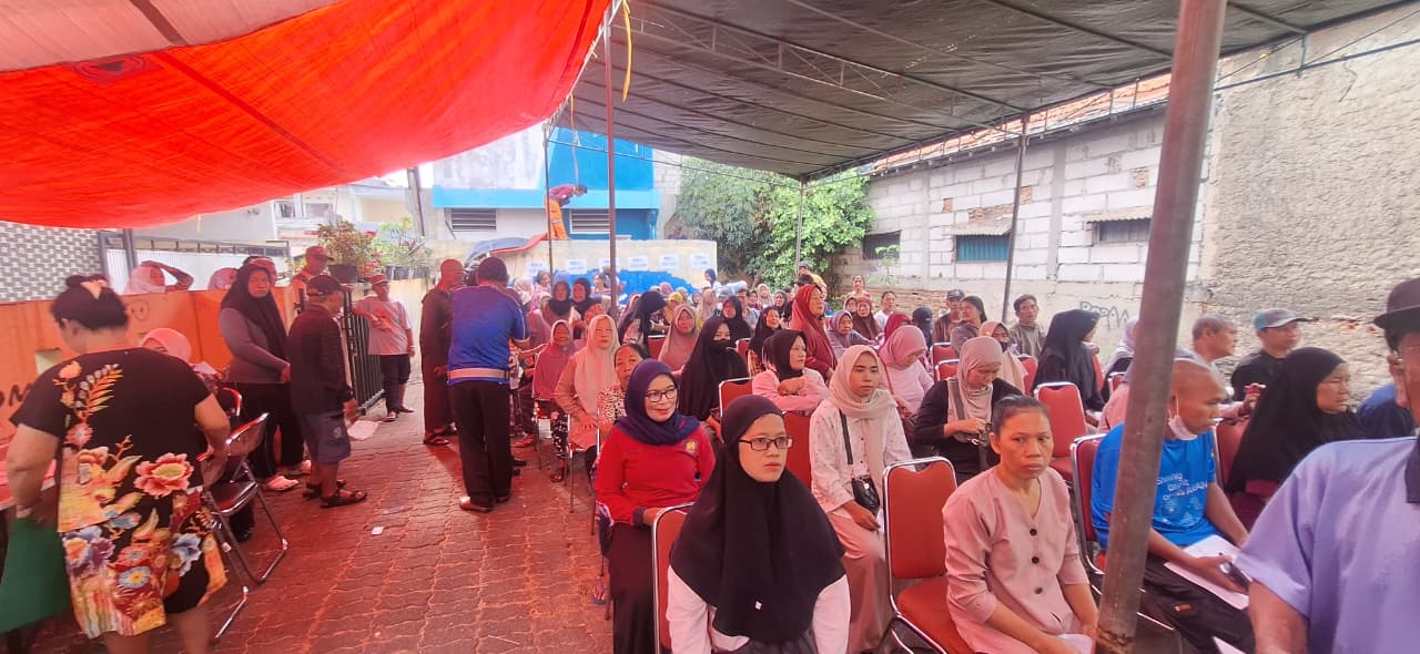 Pantau Langsung Penyaluran Beras Bulog Hari Ini, Lurah Semper Barat Siagakan Tim Medis PMI Jakarta Utara dan Ambulans 2