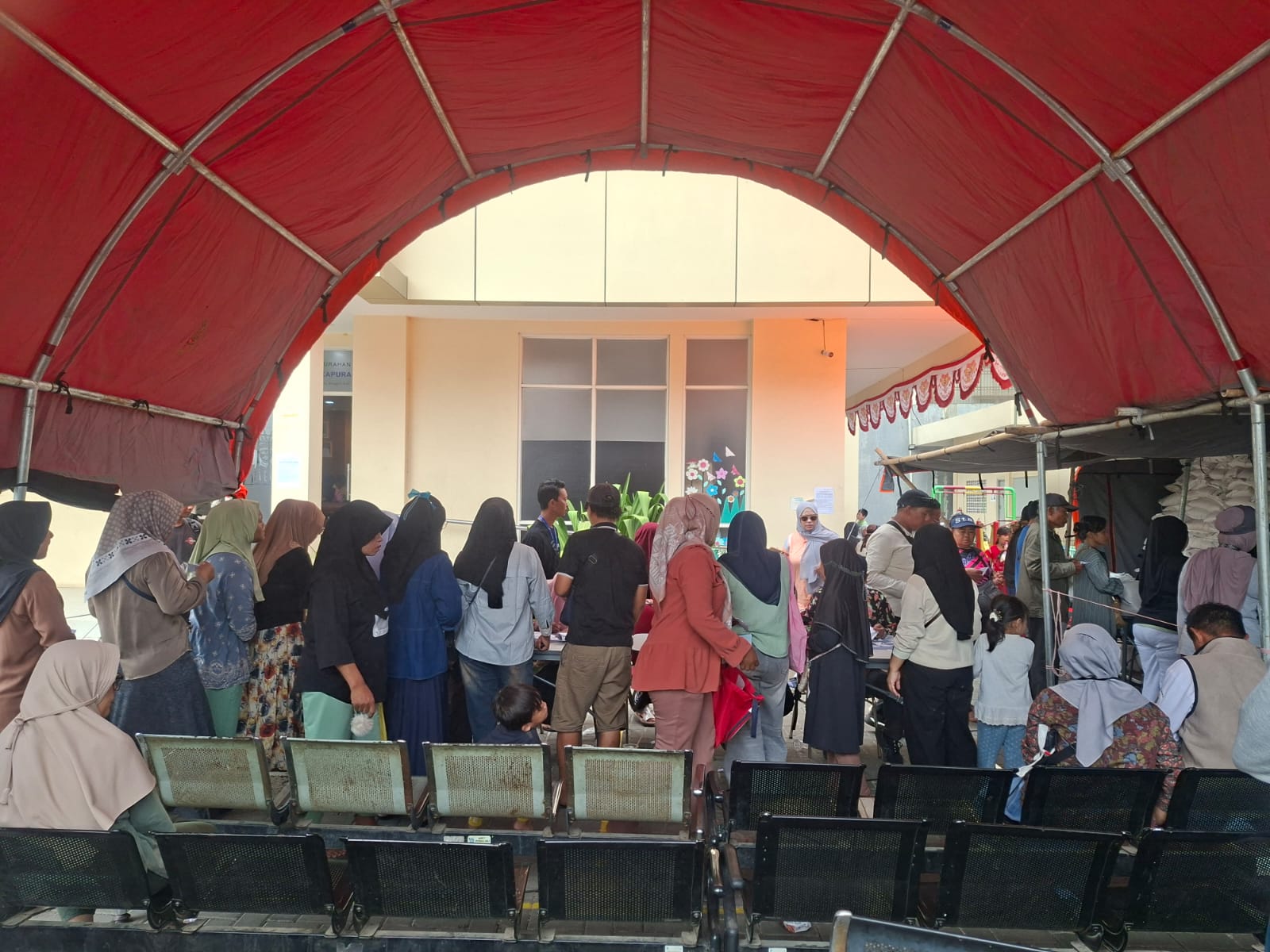 Jaga Ketahanan Pangan, Kelurahan Sukapura Salurkan Bantuan Beras Bulog kepada Masyarakat 1