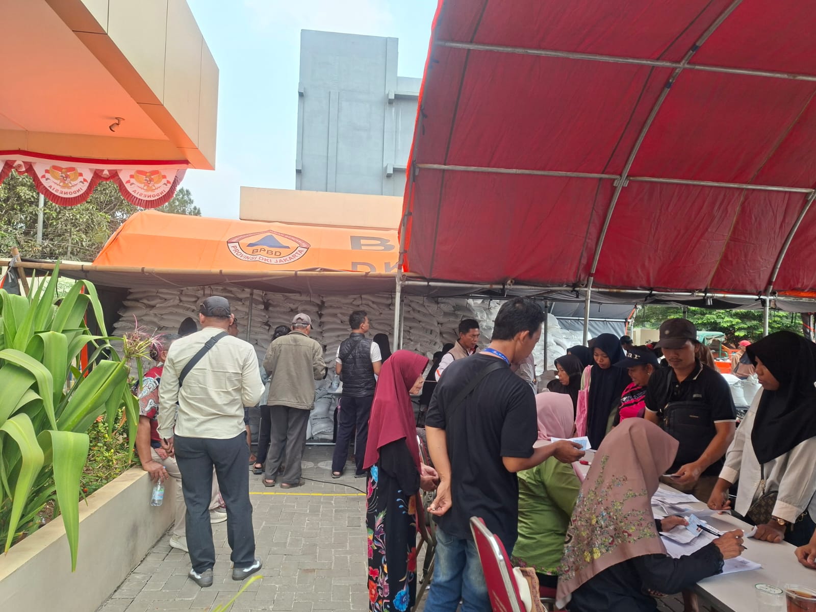 Jaga Ketahanan Pangan, Kelurahan Sukapura Salurkan Bantuan Beras Bulog kepada Masyarakat 4