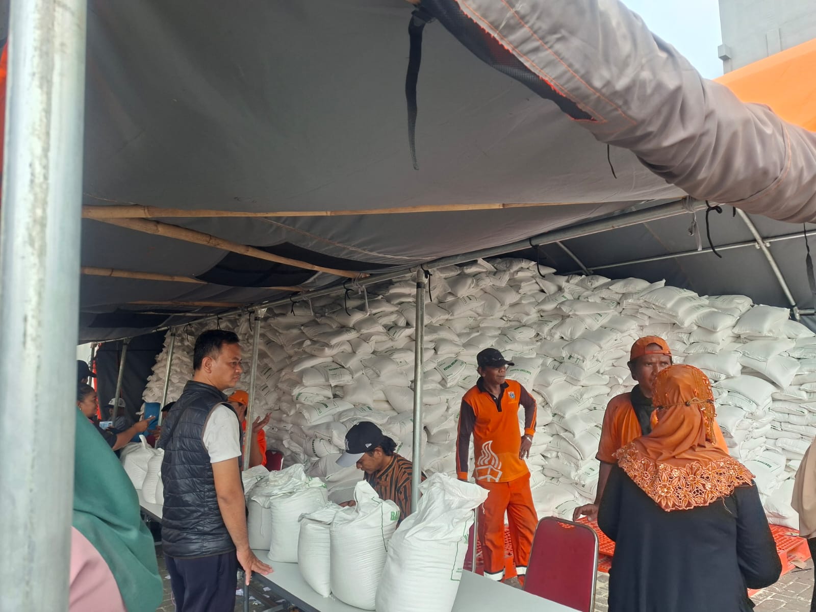 Jaga Ketahanan Pangan, Kelurahan Sukapura Salurkan Bantuan Beras Bulog kepada Masyarakat 3