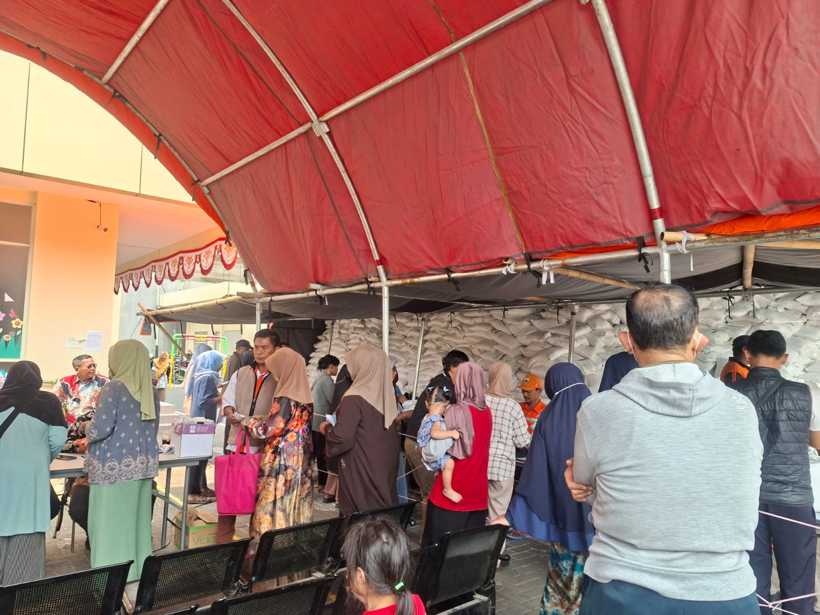 Jaga Ketahanan Pangan, Kelurahan Sukapura Salurkan Bantuan Beras Bulog kepada Masyarakat 2