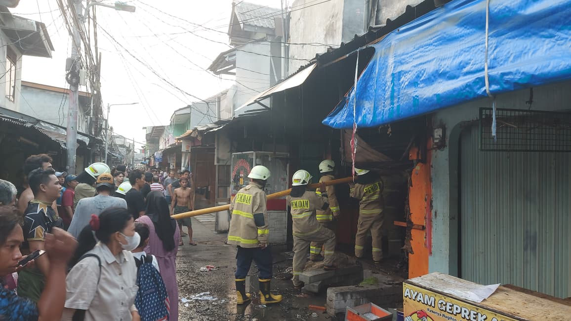 Petugas Damkar Berhasil Padamkan Kebakaran di RT 01 RW 002 Kelurahan Sukapura, Situasi Kondusif 3