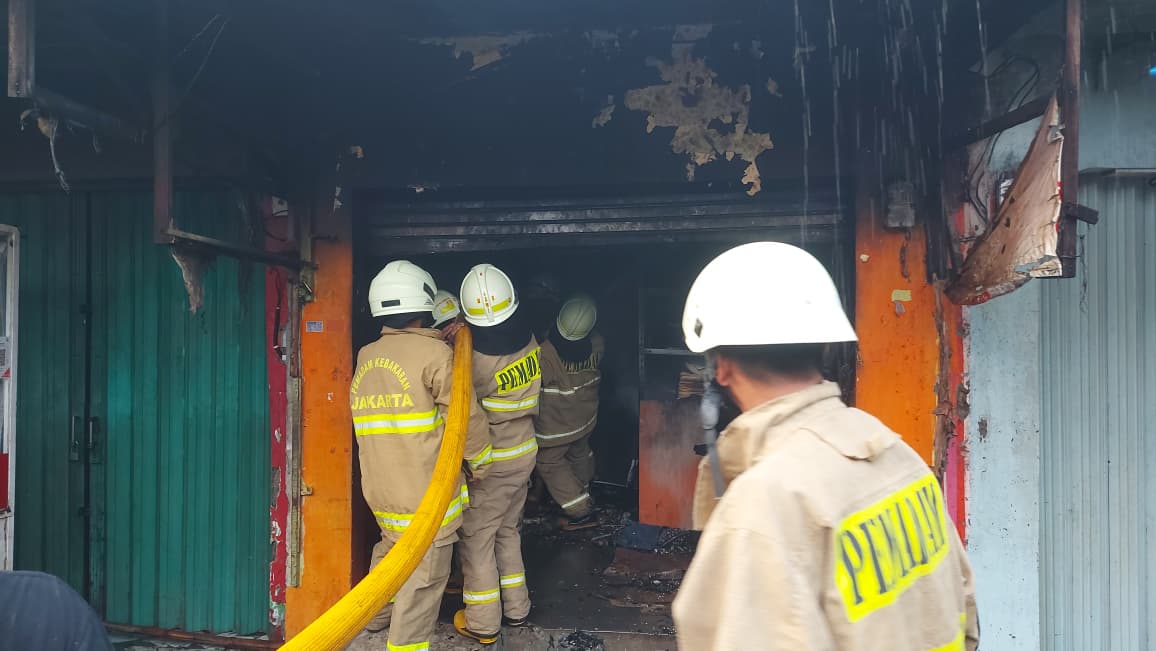 Petugas Damkar Berhasil Padamkan Kebakaran di RT 01 RW 002 Kelurahan Sukapura, Situasi Kondusif 4