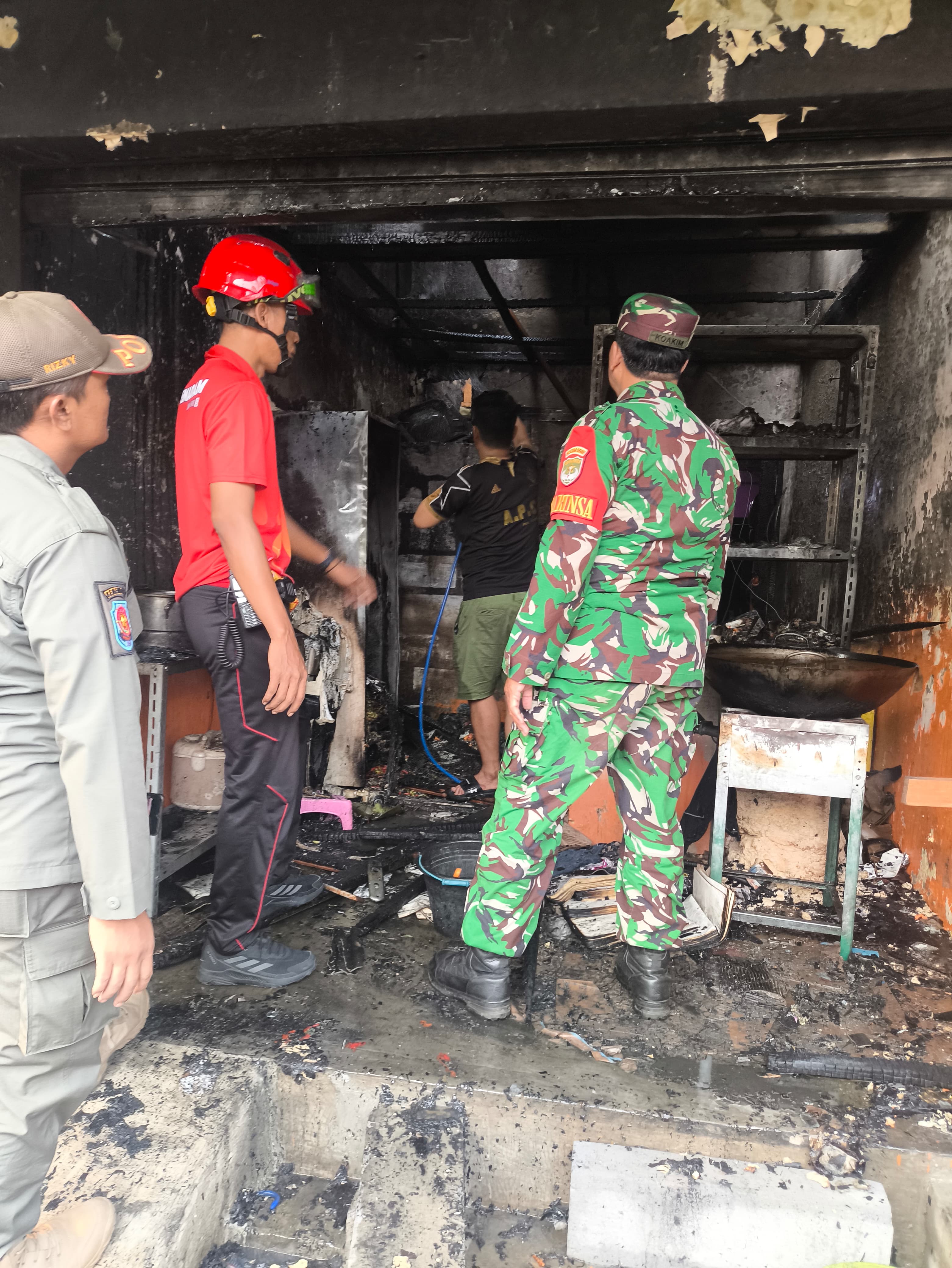 Petugas Damkar Berhasil Padamkan Kebakaran di RT 01 RW 002 Kelurahan Sukapura, Situasi Kondusif 1