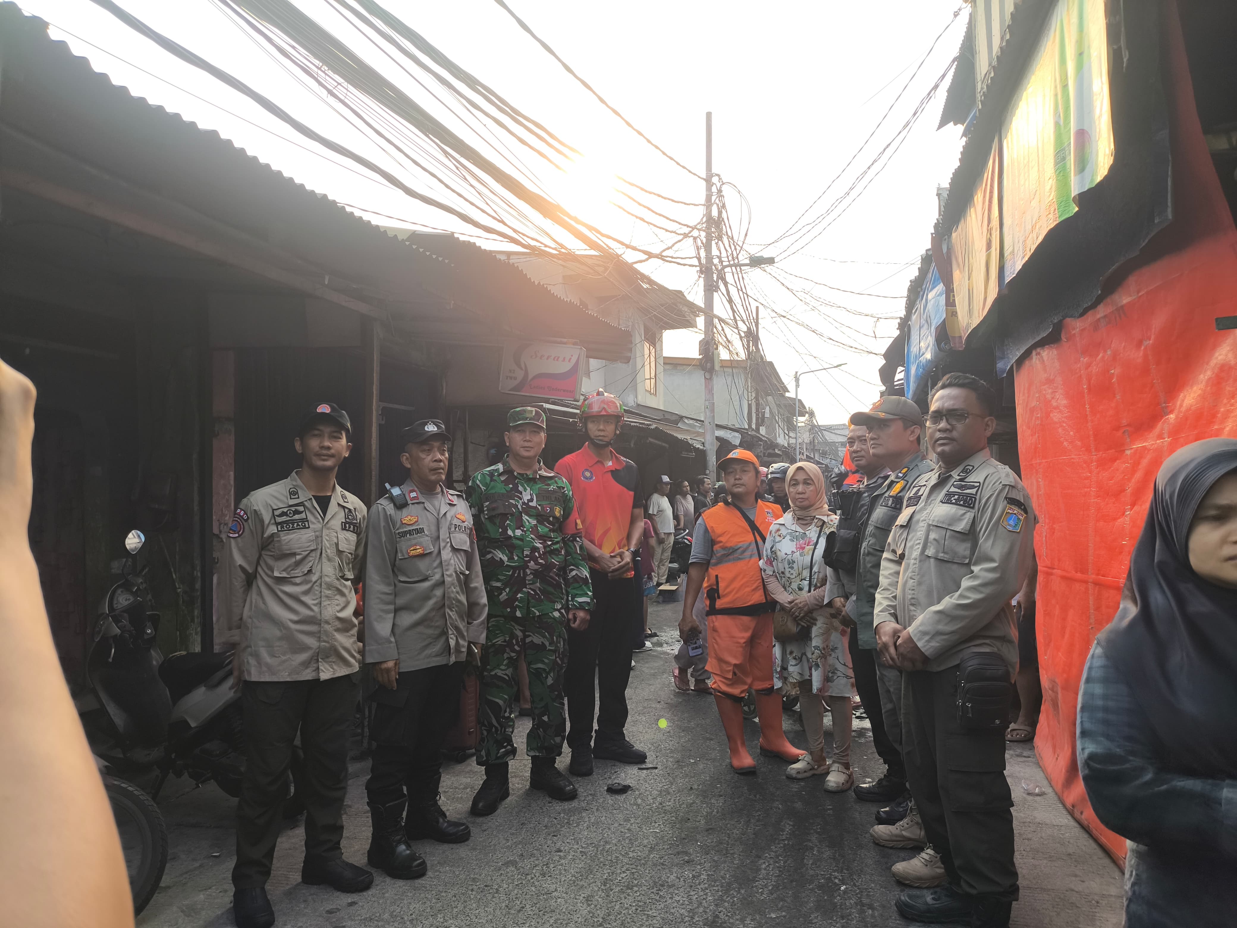 Petugas Damkar Berhasil Padamkan Kebakaran di RT 01 RW 002 Kelurahan Sukapura, Situasi Kondusif 2