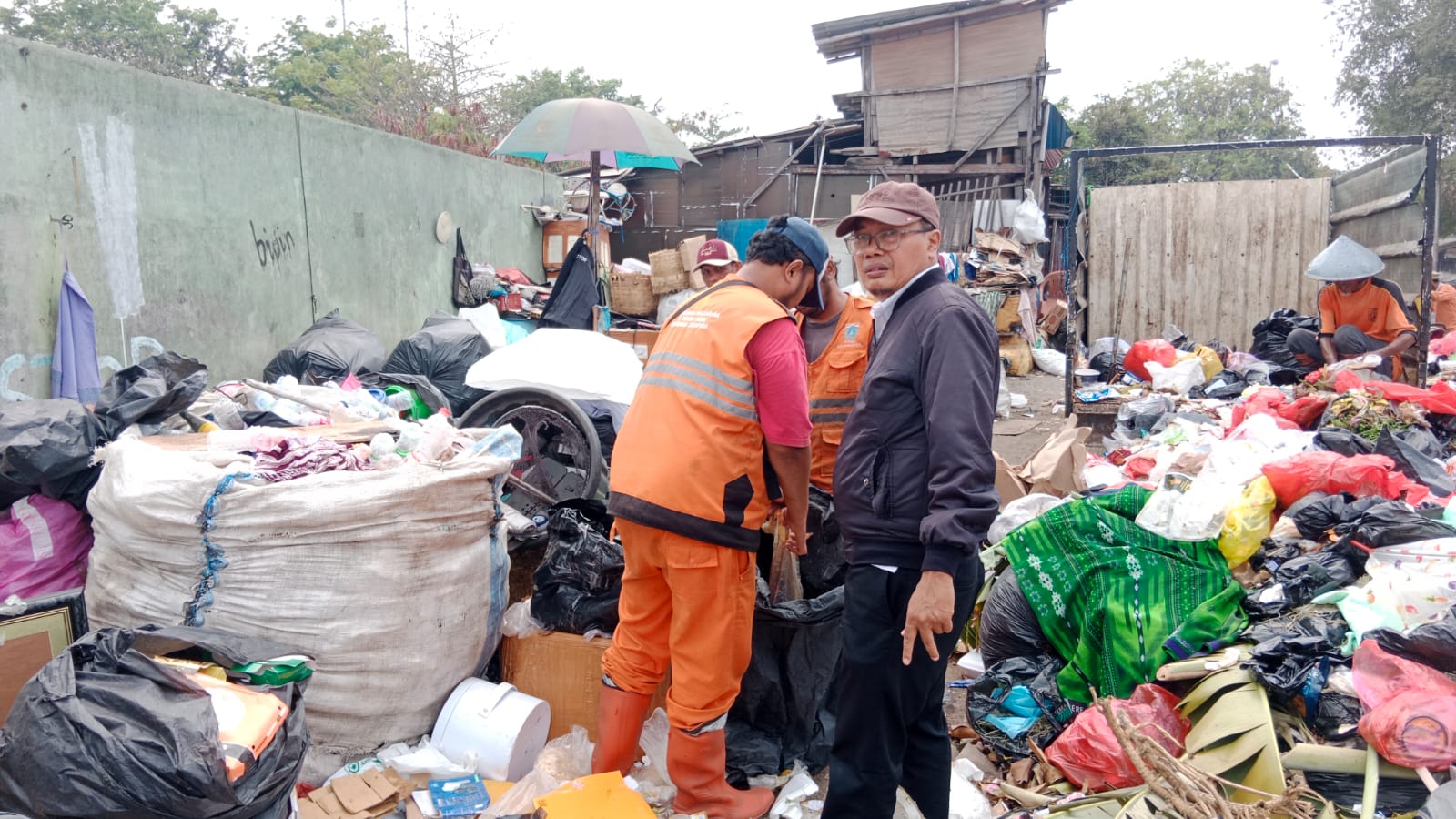 Gerakan Pilah Sampah Gencar Dilakukan di RW 02 dan RW 07, Pengawas Lapangan Tinjau TPS 1