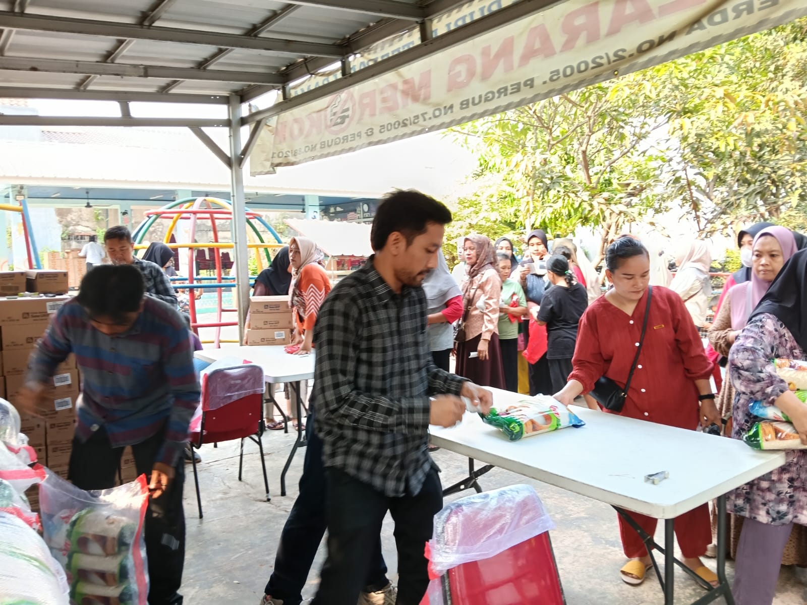 Upaya Menjaga Stabilitas Harga, Program Pendistribusian Pangan Bersubsidi Disambut Antusias Warga 4