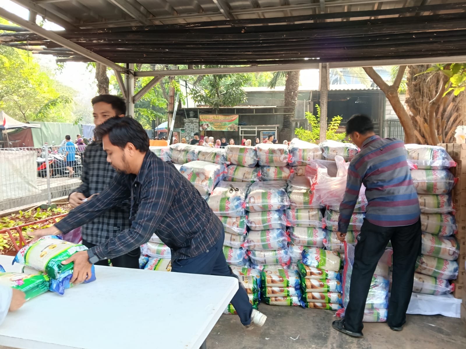 Upaya Menjaga Stabilitas Harga, Program Pendistribusian Pangan Bersubsidi Disambut Antusias Warga 2