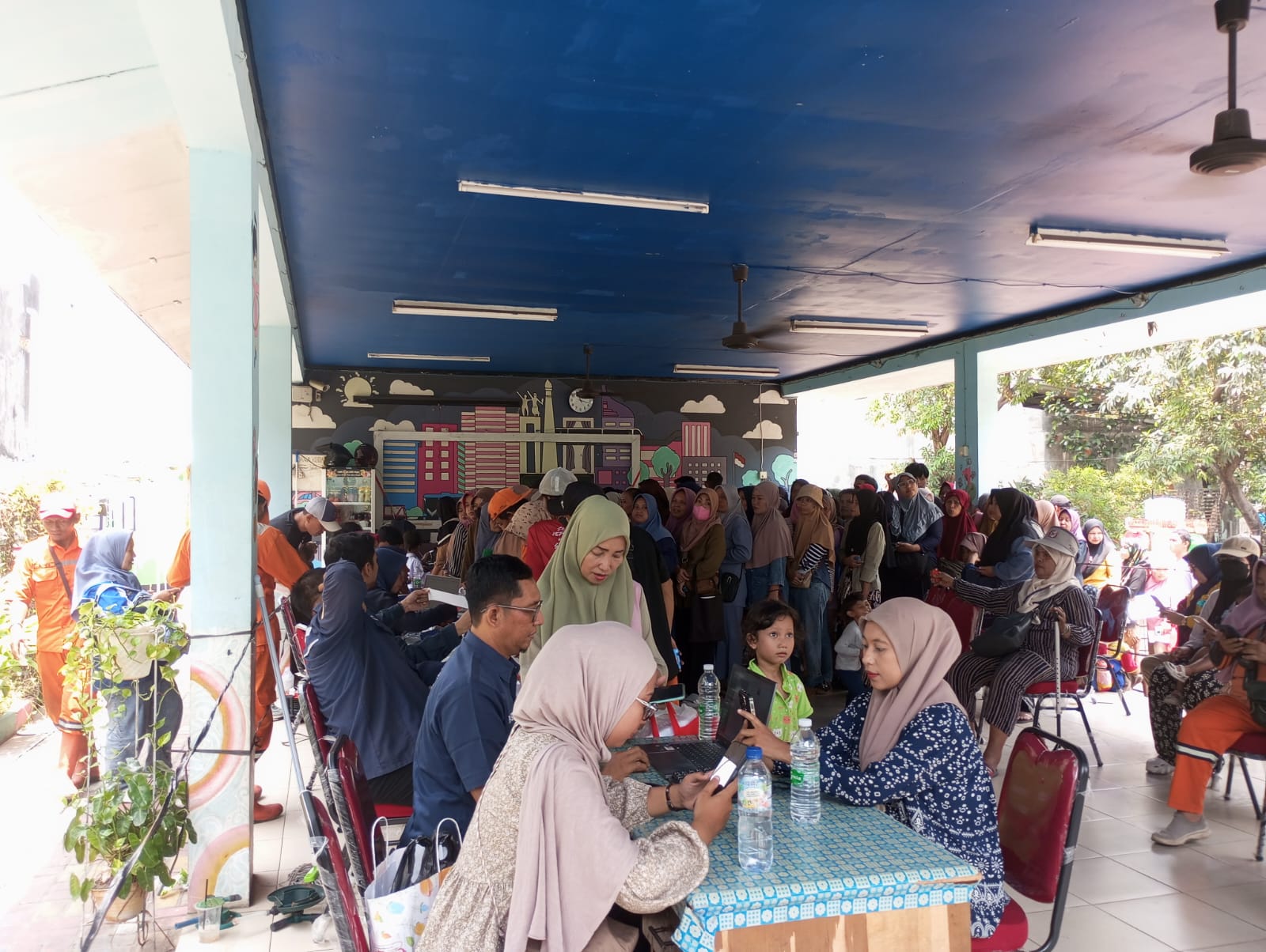 Warga Antusias Padati Lokasi Pelayanan Pangan Murah untuk Transaksi Pembelian Bahan Pokok Bersubsidi 4
