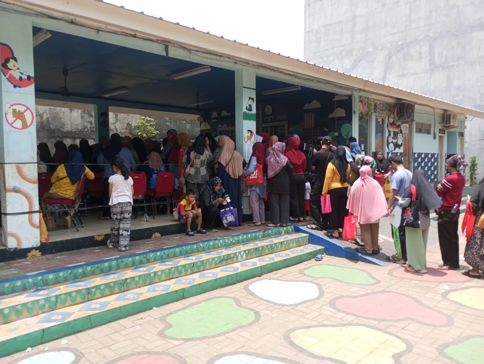 Warga Antusias Padati Lokasi Pelayanan Pangan Murah untuk Transaksi Pembelian Bahan Pokok Bersubsidi 1