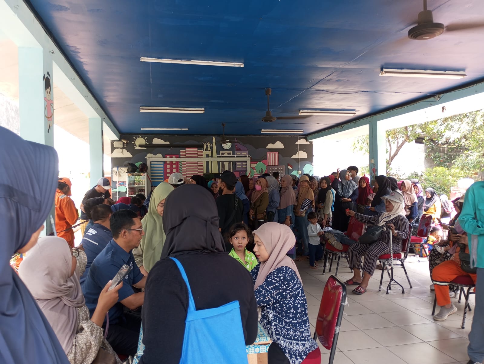 Warga Antusias Padati Lokasi Pelayanan Pangan Murah untuk Transaksi Pembelian Bahan Pokok Bersubsidi 3