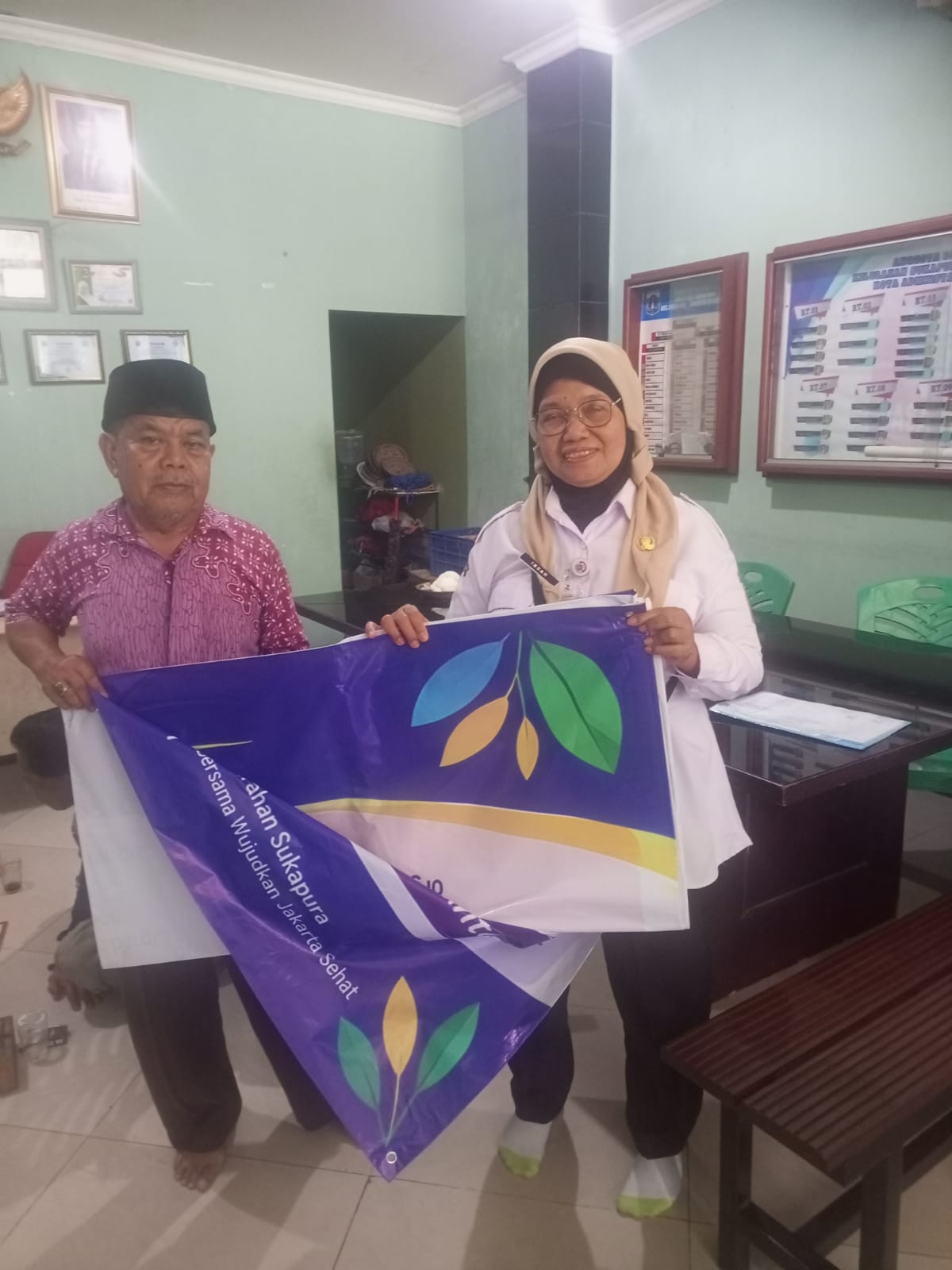 Tingkatkan Kesadaran Masyarakat, Kelurahan Sukapura Distribusikan Media Edukasi dan Banner Informasi TBC 2