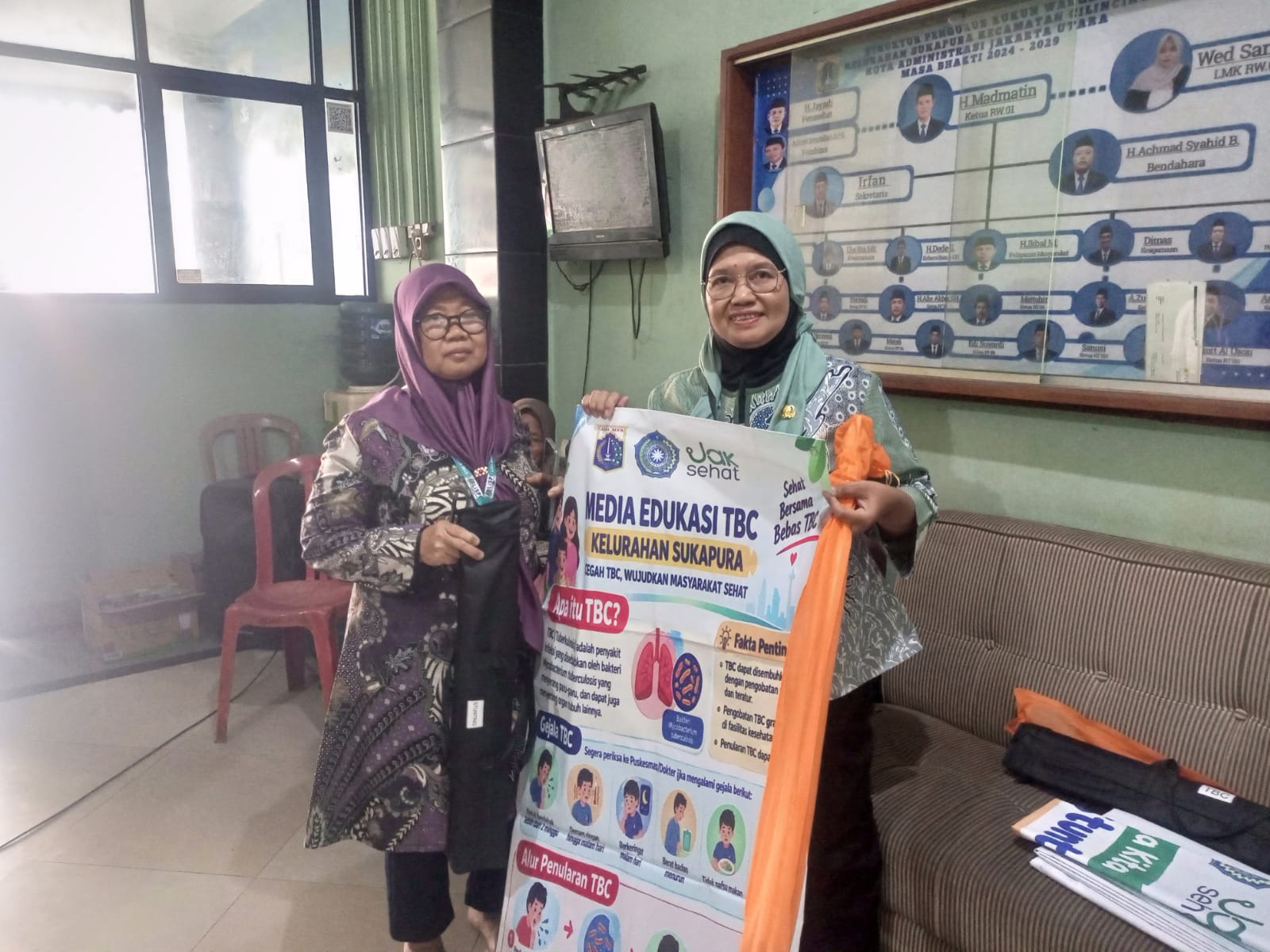 Tingkatkan Kesadaran Masyarakat, Kelurahan Sukapura Distribusikan Media Edukasi dan Banner Informasi TBC 4