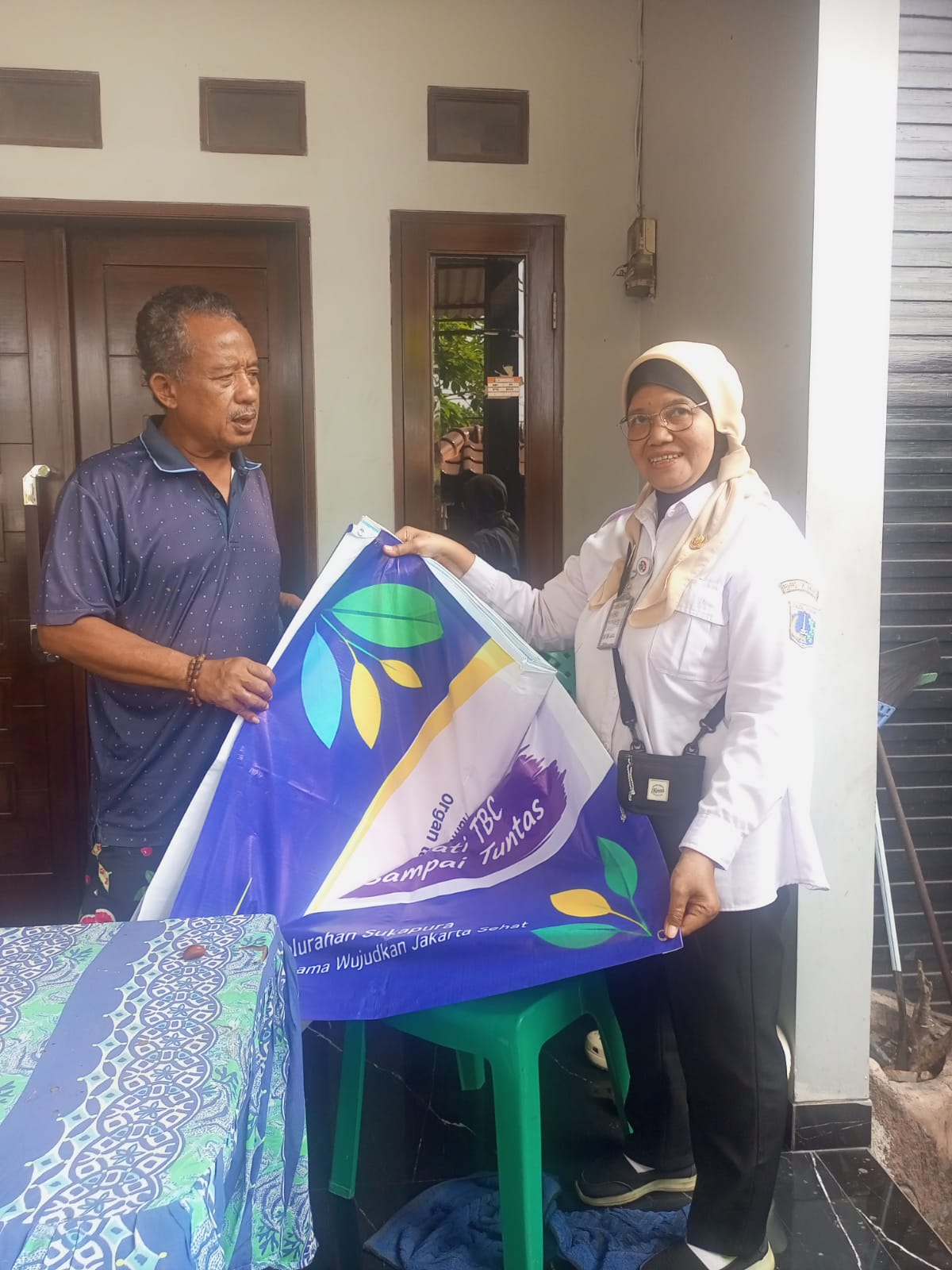 Tingkatkan Kesadaran Masyarakat, Kelurahan Sukapura Distribusikan Media Edukasi dan Banner Informasi TBC 3