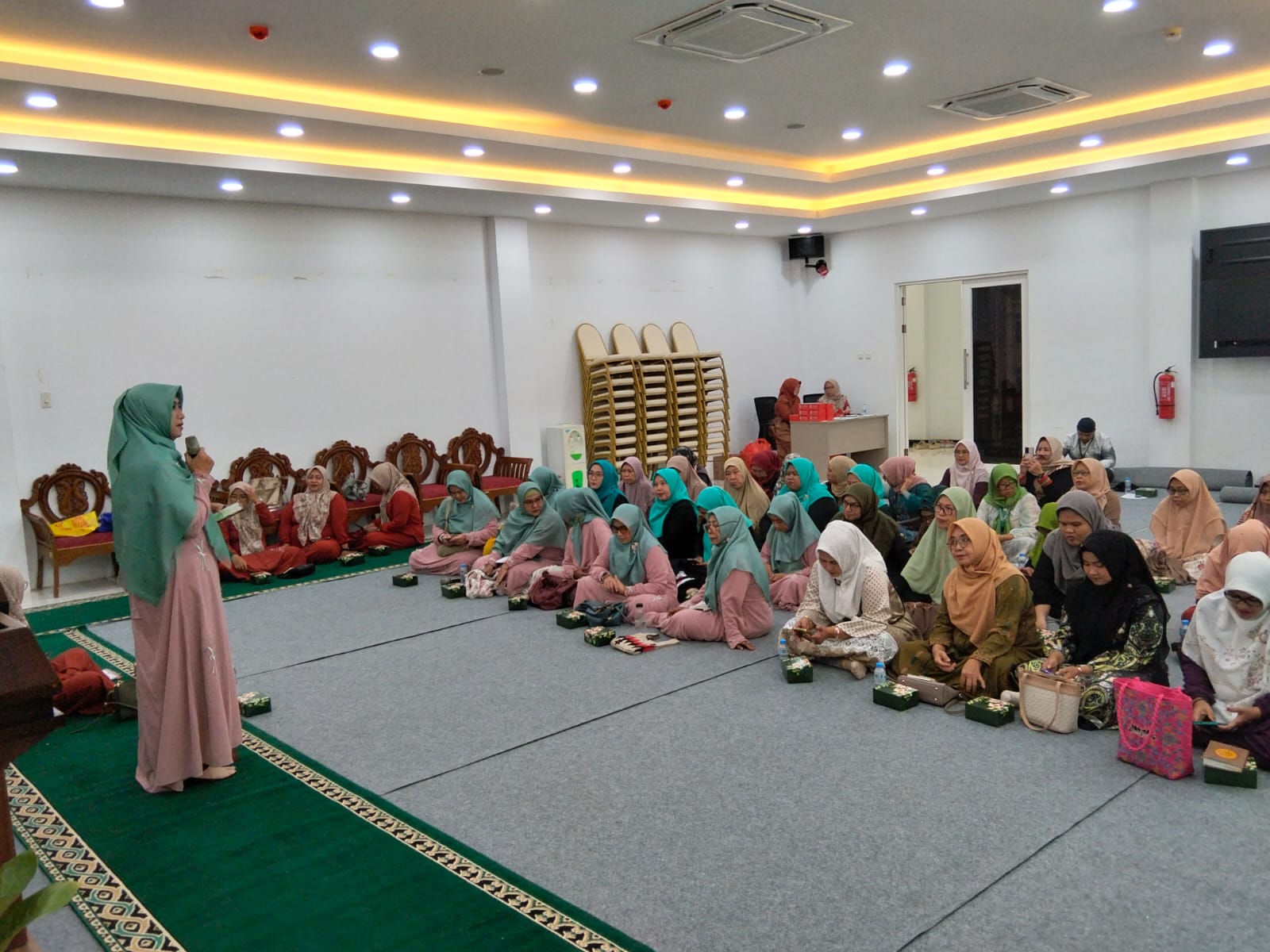Perkuat Tali Silaturahmi dan Kerohanian Pegawai, Kelurahan Sukapura Gelar Pengajian Rutin di Kantor Kelurahan 3
