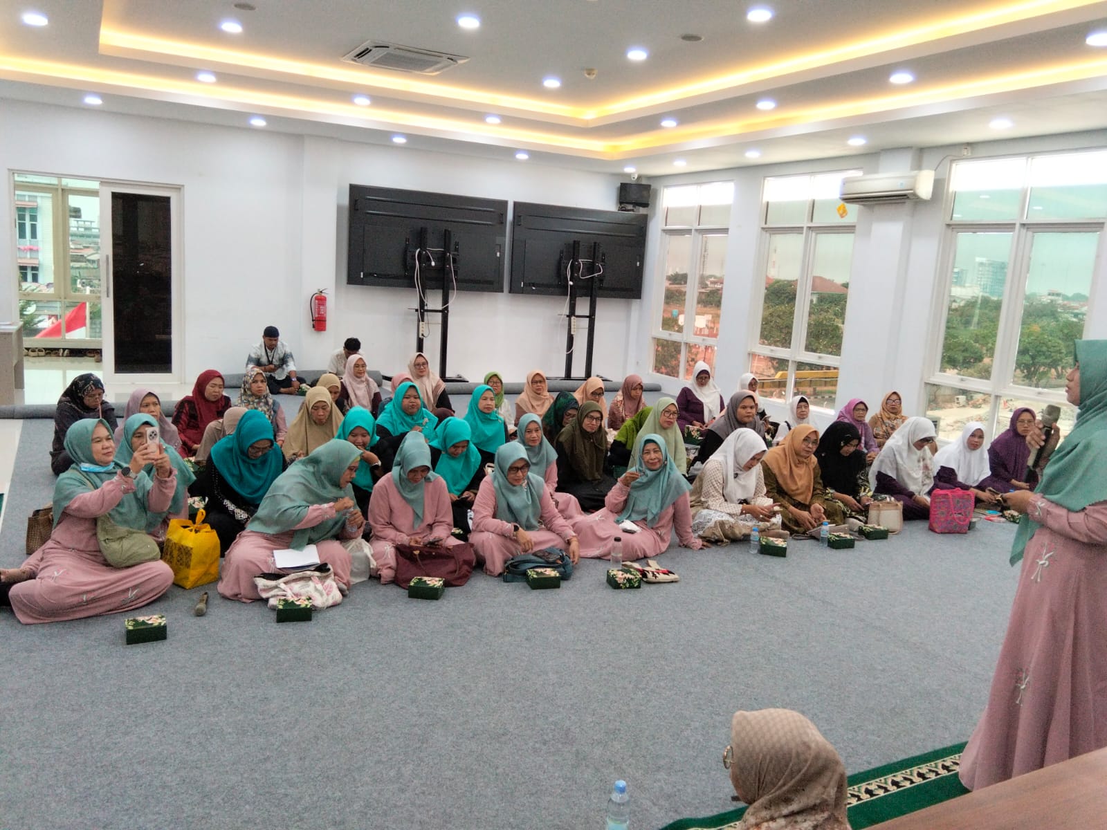Perkuat Tali Silaturahmi dan Kerohanian Pegawai, Kelurahan Sukapura Gelar Pengajian Rutin di Kantor Kelurahan 2