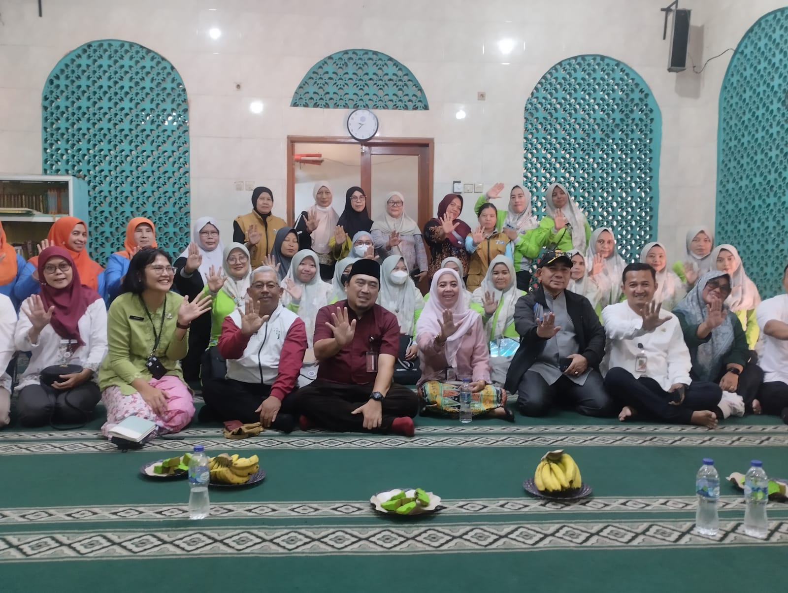 Cegah DBD dan Perkuat Ketahanan Pangan, Sekcam Tanjung Priok Pimpin Monitoring PSN dan Penanaman Bibit di Warakas 3
