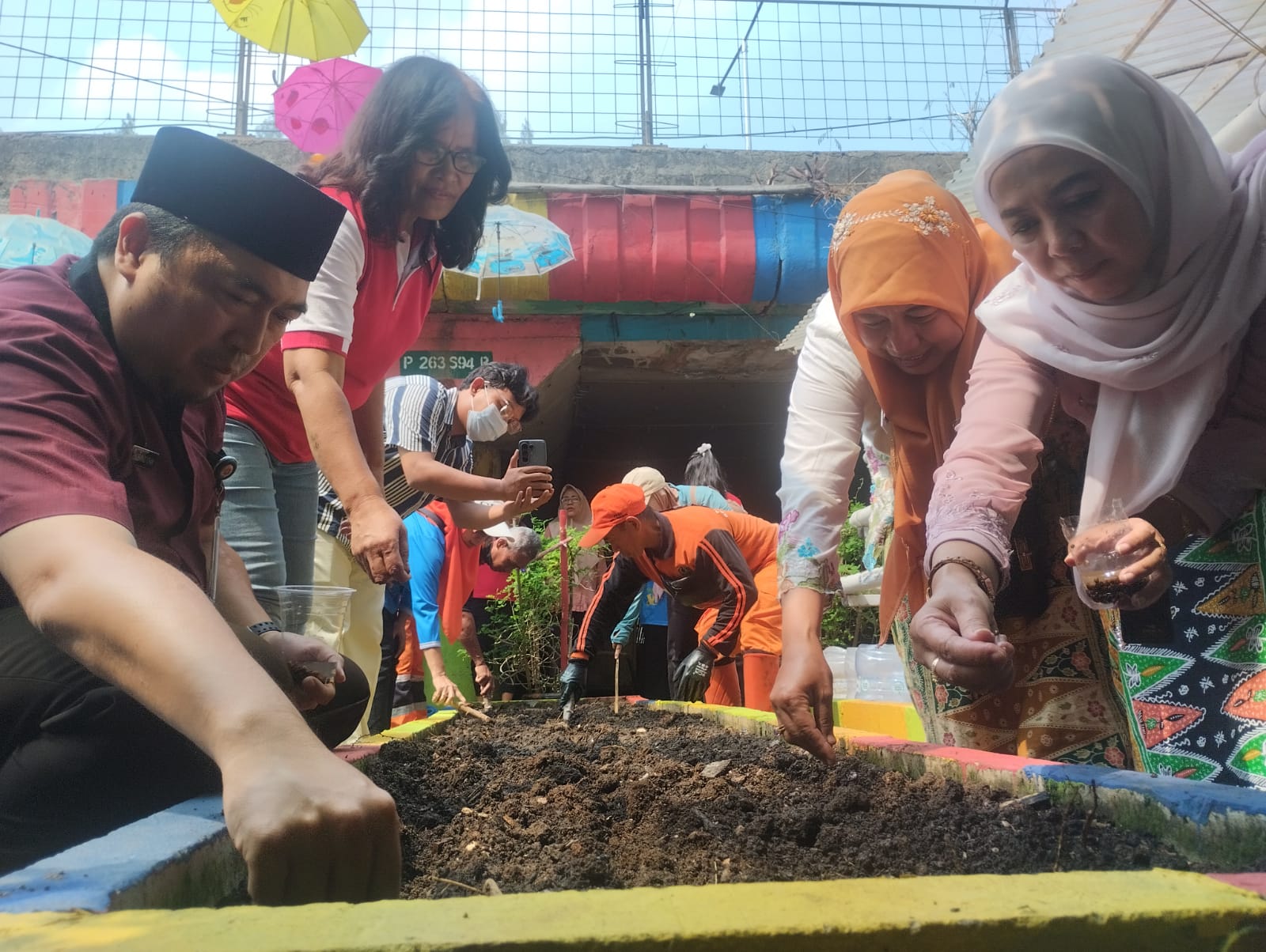 Cegah DBD dan Perkuat Ketahanan Pangan, Sekcam Tanjung Priok Pimpin Monitoring PSN dan Penanaman Bibit di Warakas 4