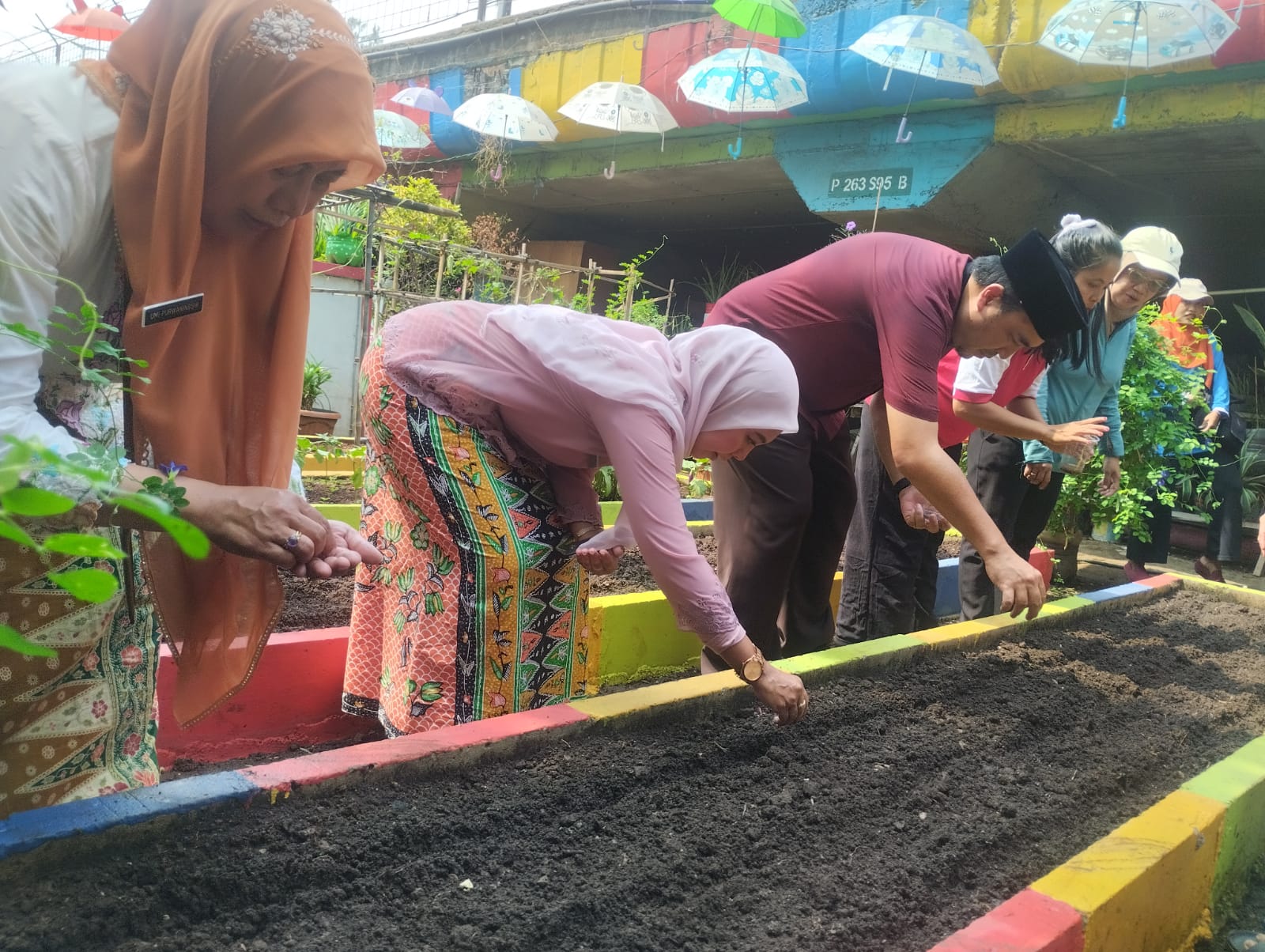 Cegah DBD dan Perkuat Ketahanan Pangan, Sekcam Tanjung Priok Pimpin Monitoring PSN dan Penanaman Bibit di Warakas 1
