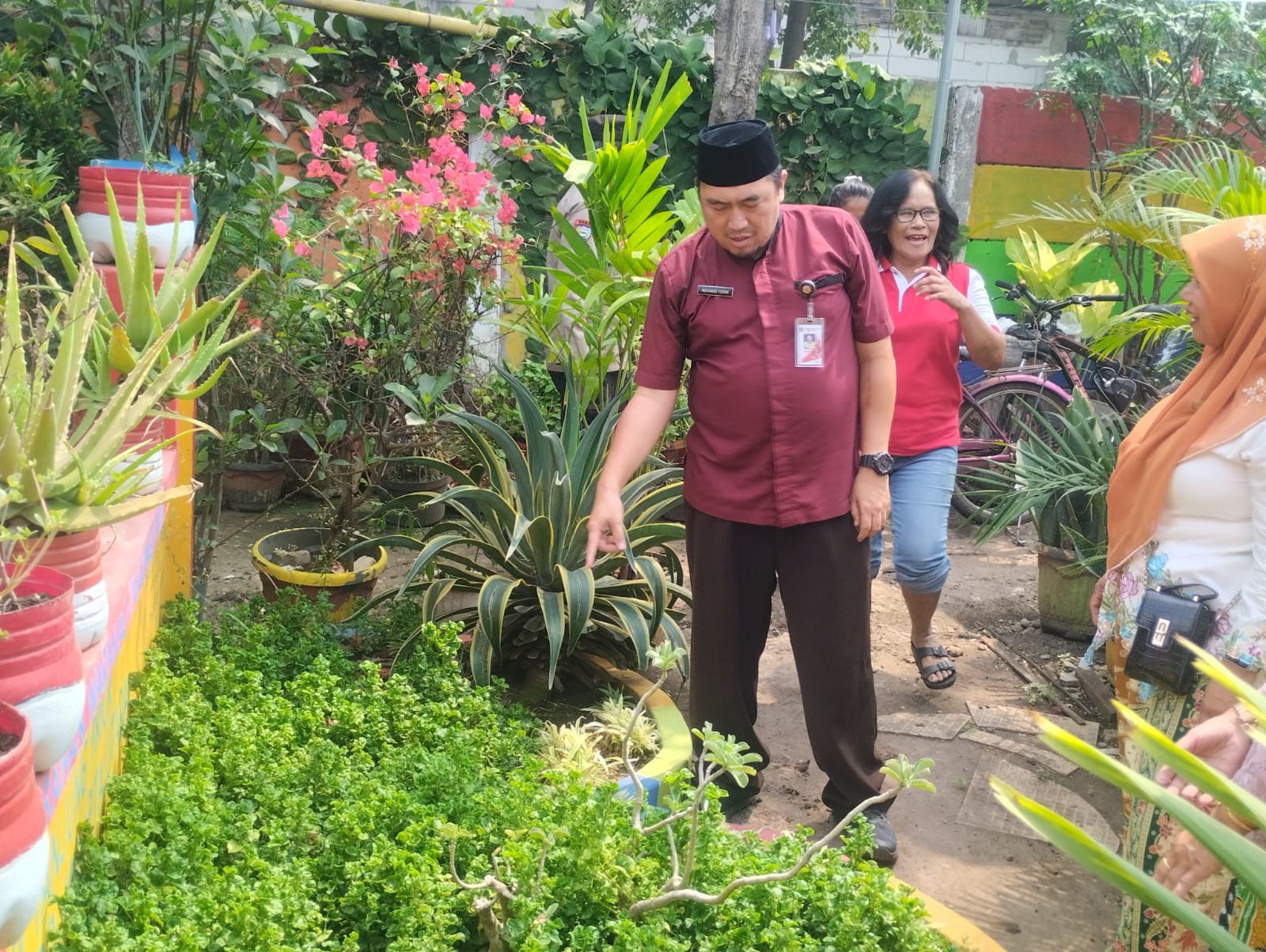 Cegah DBD dan Perkuat Ketahanan Pangan, Sekcam Tanjung Priok Pimpin Monitoring PSN dan Penanaman Bibit di Warakas 2