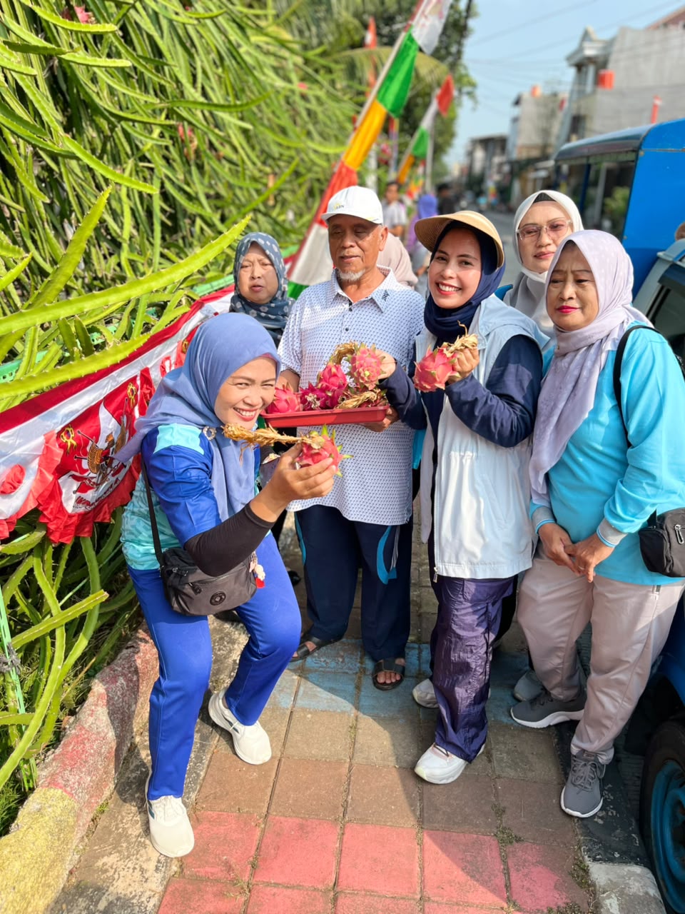 Panen Bersama di Taman Hatinya PKK RW 04: Kolaborasi Mewujudkan Ketahanan Pangan dan Lingkungan Hijau di Kelurahan Pademangan Timur 1