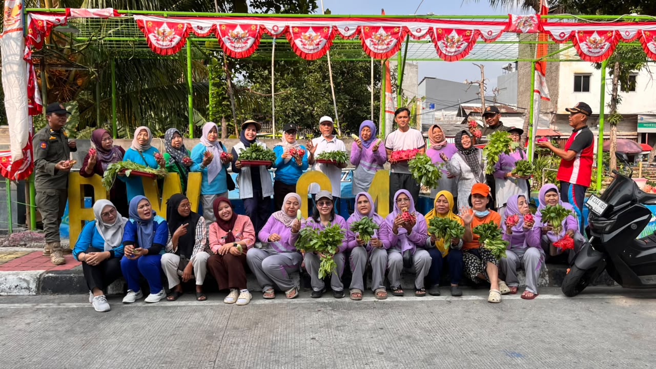 Panen Bersama di Taman Hatinya PKK RW 04: Kolaborasi Mewujudkan Ketahanan Pangan dan Lingkungan Hijau di Kelurahan Pademangan Timur 6