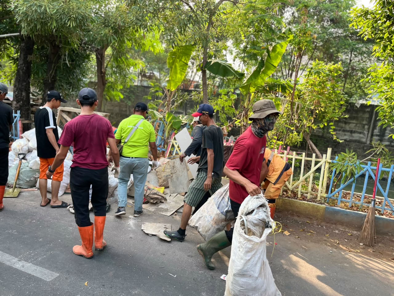 Kerja Bakti RW 004 Kelurahan Pademangan Timur: Bersama Menjaga Lingkungan Tetap Bersih dan Nyaman 3