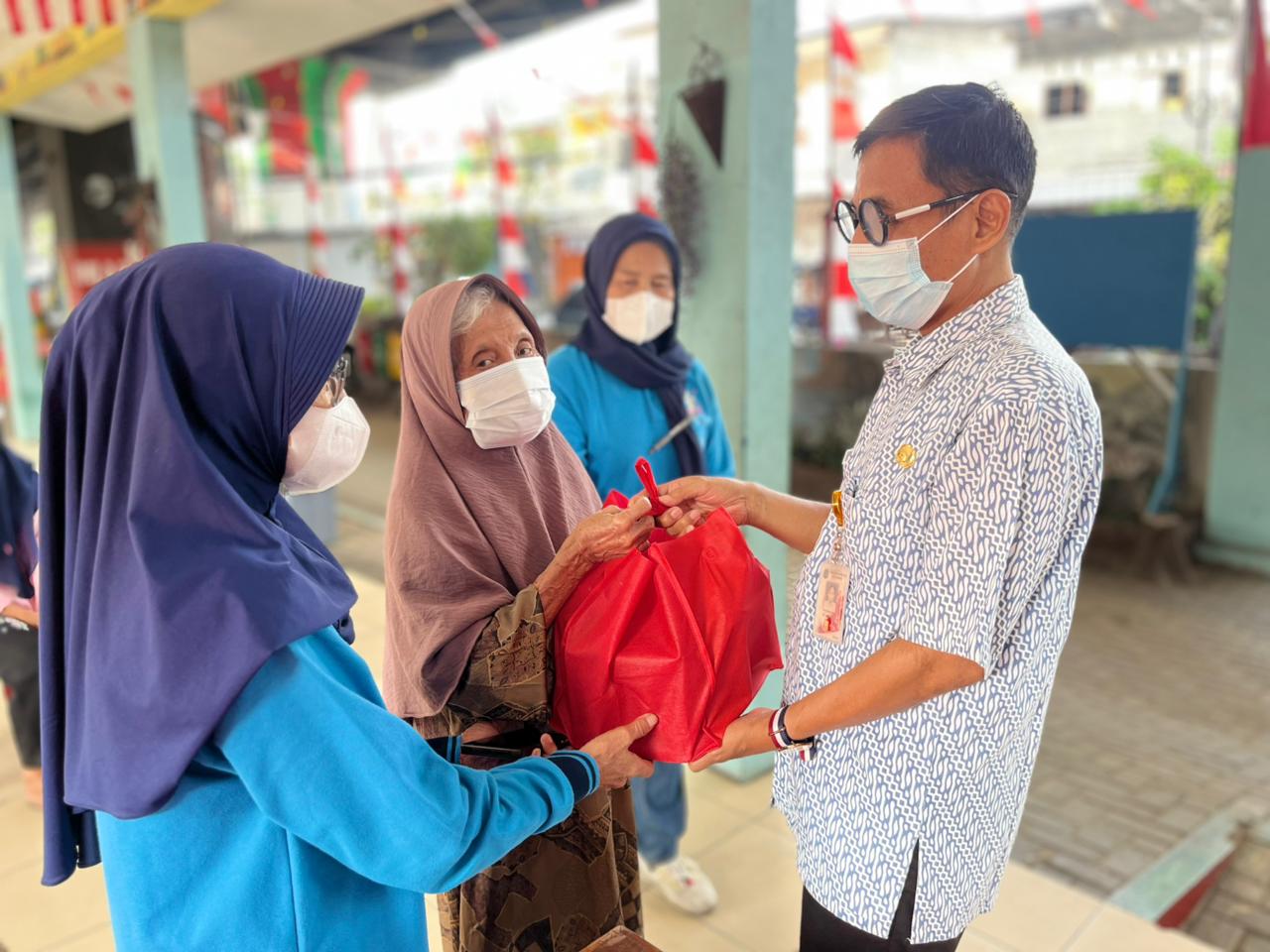 Pendistribusian PMT bagi Warga Penderita TBC di Pademangan Timur Dukungan Pemenuhan Gizi sebagai Bagian dari Kepedulian dan Pendampingan Masyarakat 1