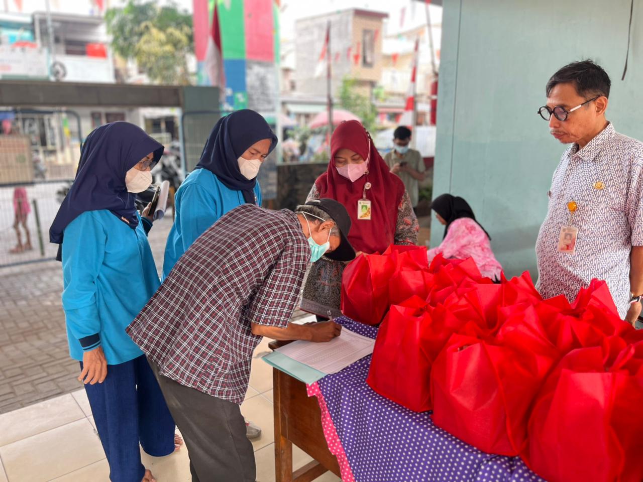 Pendistribusian PMT bagi Warga Penderita TBC di Pademangan Timur Dukungan Pemenuhan Gizi sebagai Bagian dari Kepedulian dan Pendampingan Masyarakat 3