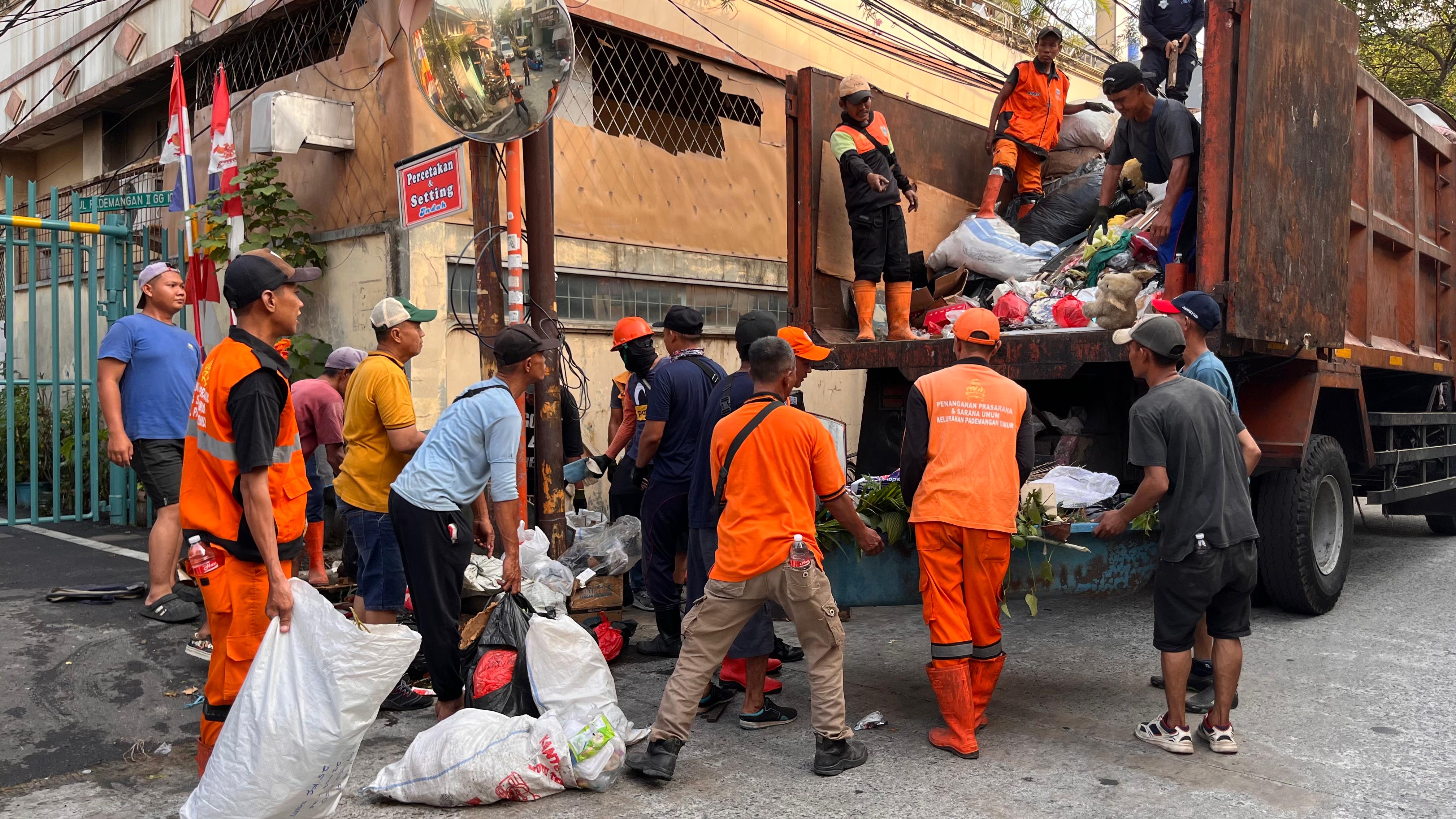 Grebek Kerja Bakti RW 005: Bersama Menata Lingkungan, Menguatkan Kebersamaan 3