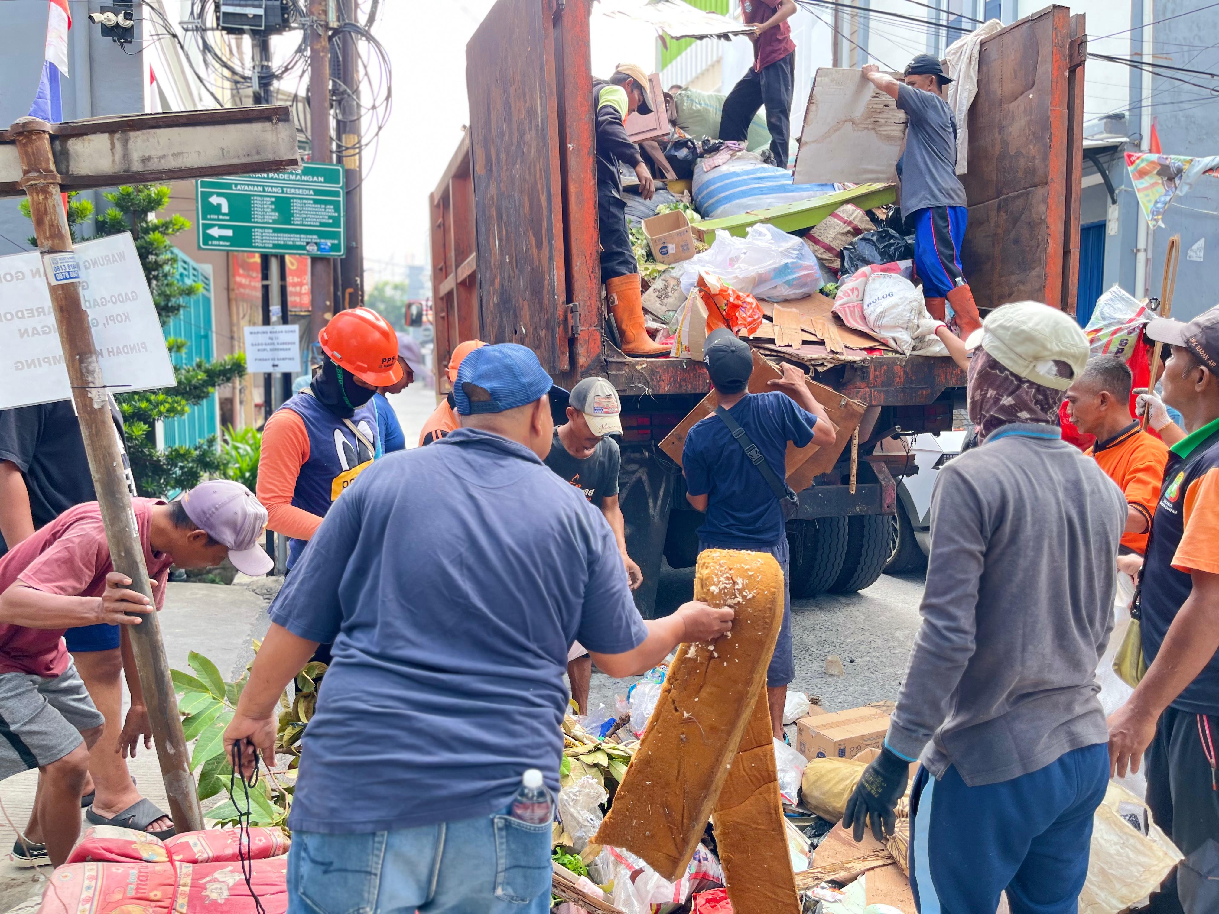 Grebek Kerja Bakti RW 005: Bersama Menata Lingkungan, Menguatkan Kebersamaan 1