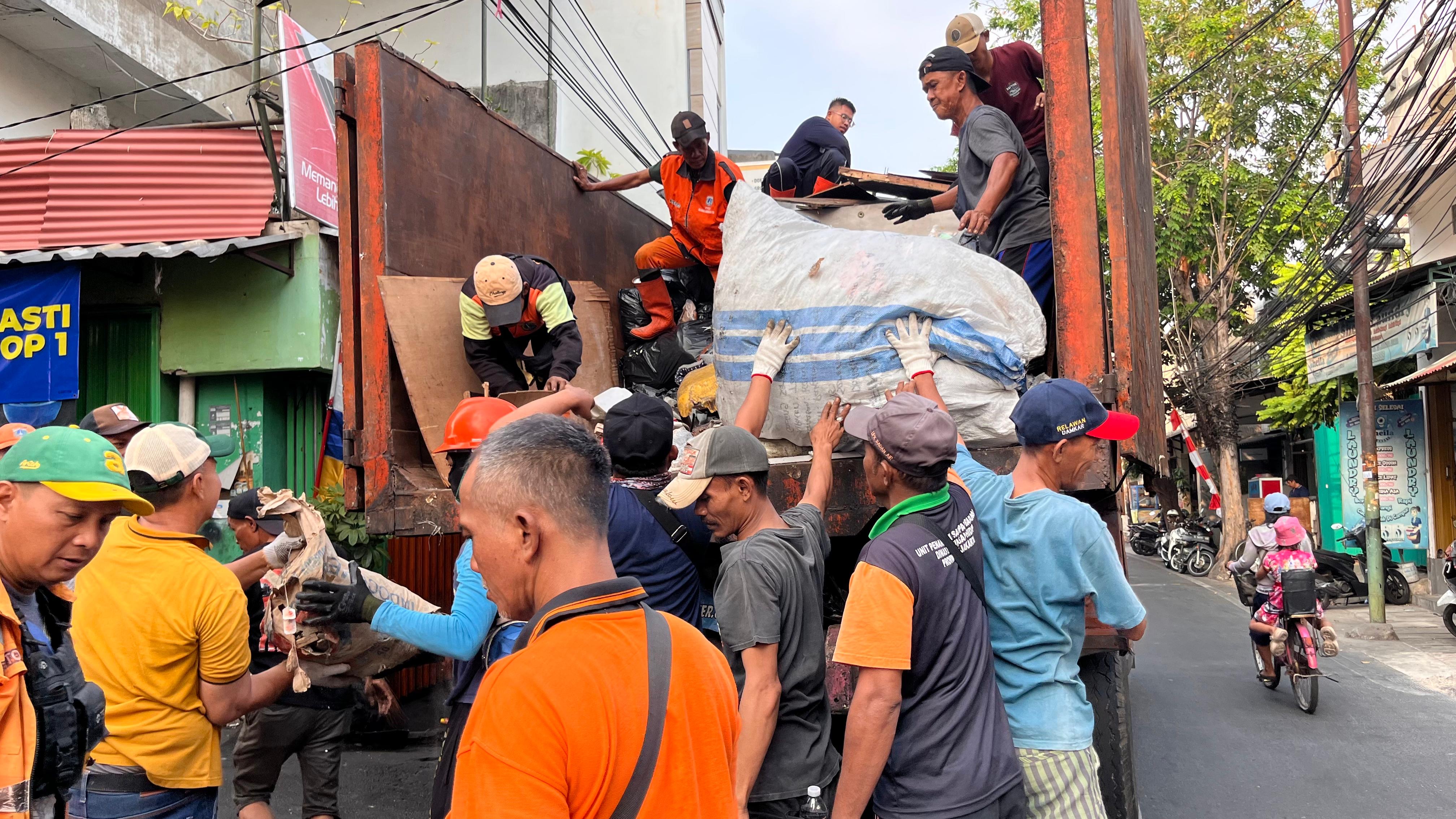 Grebek Kerja Bakti RW 005: Bersama Menata Lingkungan, Menguatkan Kebersamaan 2