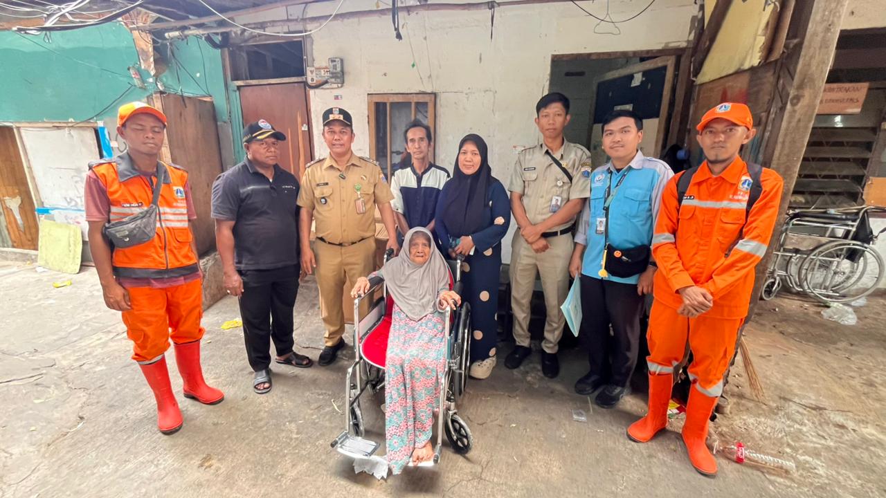 Dua Kursi Roda untuk Warga RW 012: Wujud Kepedulian dan Dukungan bagi Masyarakat 6