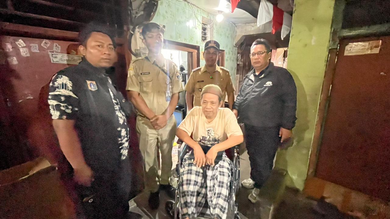 Dua Kursi Roda untuk Warga RW 012: Wujud Kepedulian dan Dukungan bagi Masyarakat 2