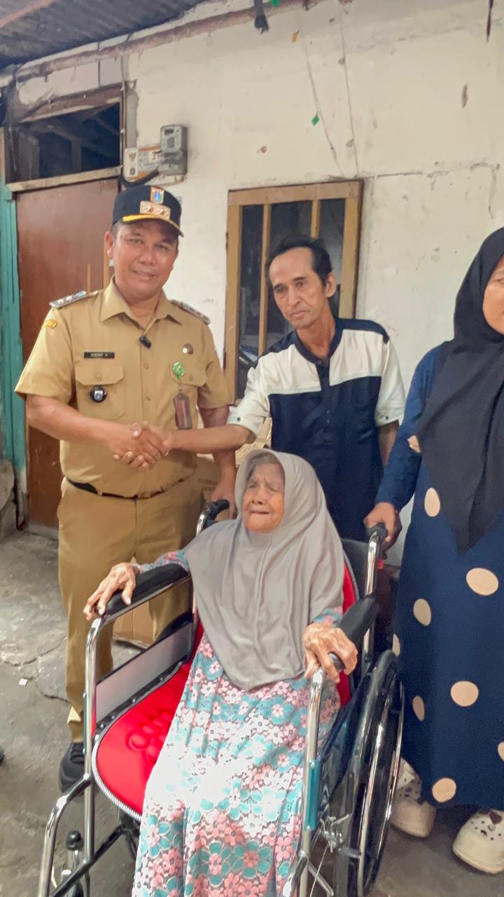 Dua Kursi Roda untuk Warga RW 012: Wujud Kepedulian dan Dukungan bagi Masyarakat 1