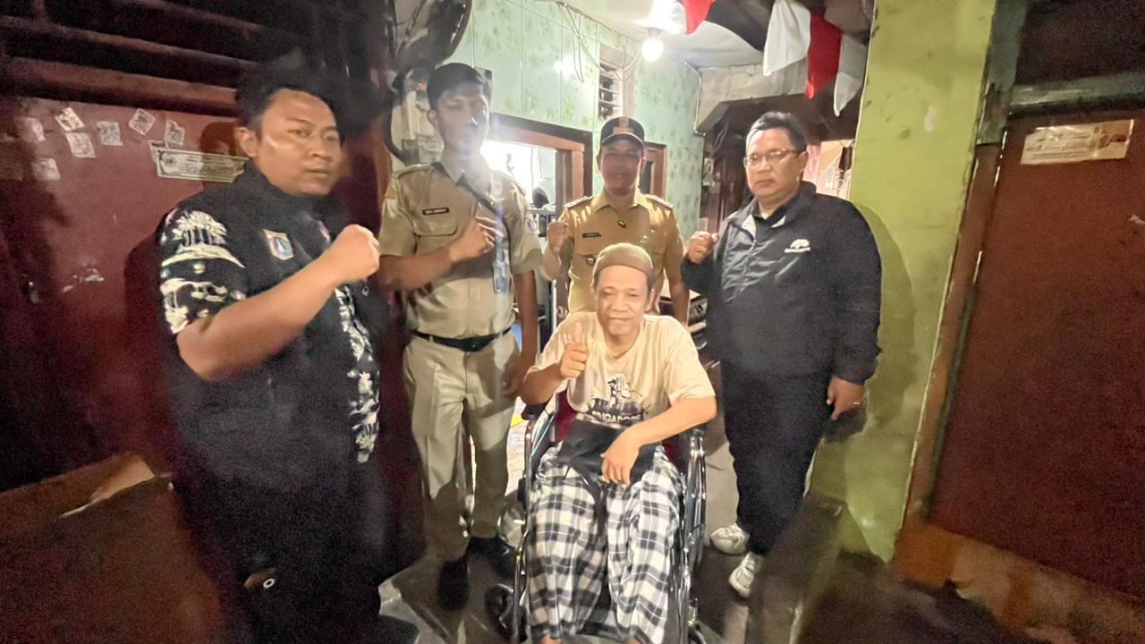 Dua Kursi Roda untuk Warga RW 012: Wujud Kepedulian dan Dukungan bagi Masyarakat 5