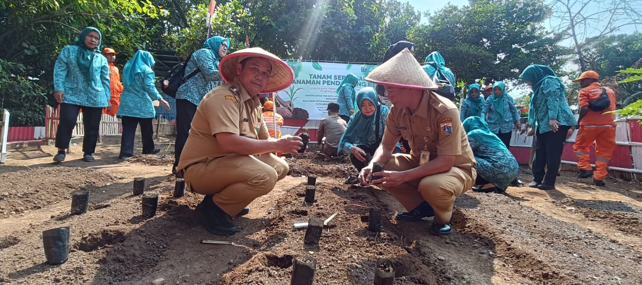 Tanam Serentak di Taman Hatinya PKK Dipo RW 010: Menanam Hari Ini, Menumbuhkan Manfaat untuk Masa Depan 2