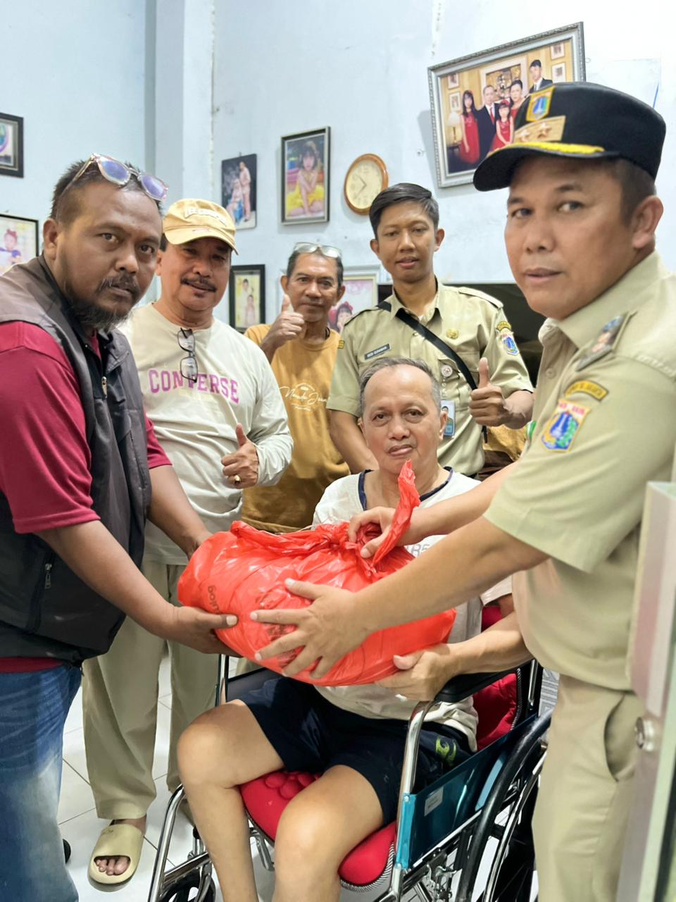 Pendistribusian Alat Bantu Fisik: Dukungan Mobilitas bagi Warga Tiga unit kursi roda didistribusikan sebagai bentuk perhatian dan dukungan terhadap kebutuhan mobilitas warga di wilayah Kelurahan Pademangan Timur. 1