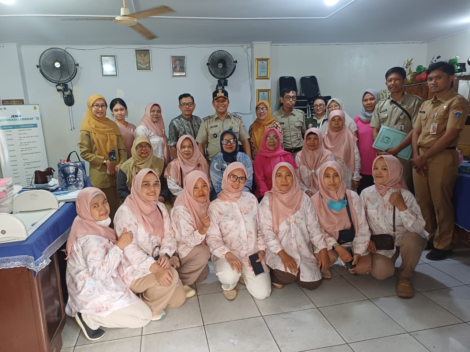 Posyandu & Poslansia Melati VI RW 06: Bersama Menjaga Kesehatan di Setiap Usia dan Pelayanan kesehatan berbasis masyarakat untuk mendukung tumbuh kembang balita sekaligus menjaga kesehatan dan kualitas hidup para lansia di Pademangan Timur. 6