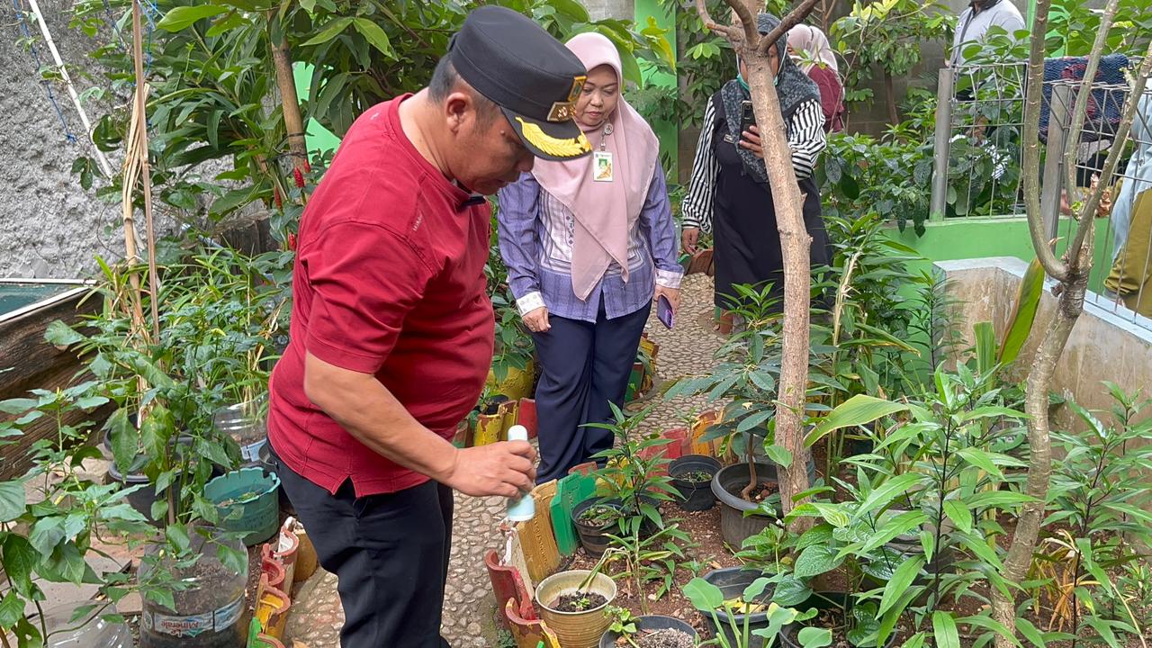 Gebyar PSN di RW 001 dan SMPN 23: Bersama Wujudkan Lingkungan Bebas Jentik dalam Pemeriksaan jentik dan edukasi PHBS sebagai langkah bersama dalam mencegah penyakit yang ditularkan oleh nyamuk. 1