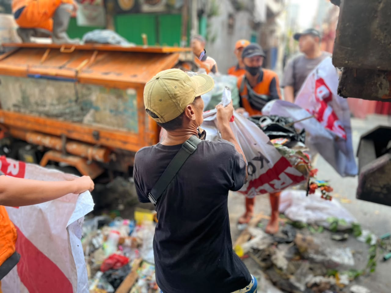 Kerja Bakti RW 006: Menguatkan Gotong Royong, Menjaga Lingkungan Bersama Kolaborasi pemerintah dan masyarakat dalam menciptakan lingkungan yang bersih, tertata, dan nyaman di Pademangan Timur. 5