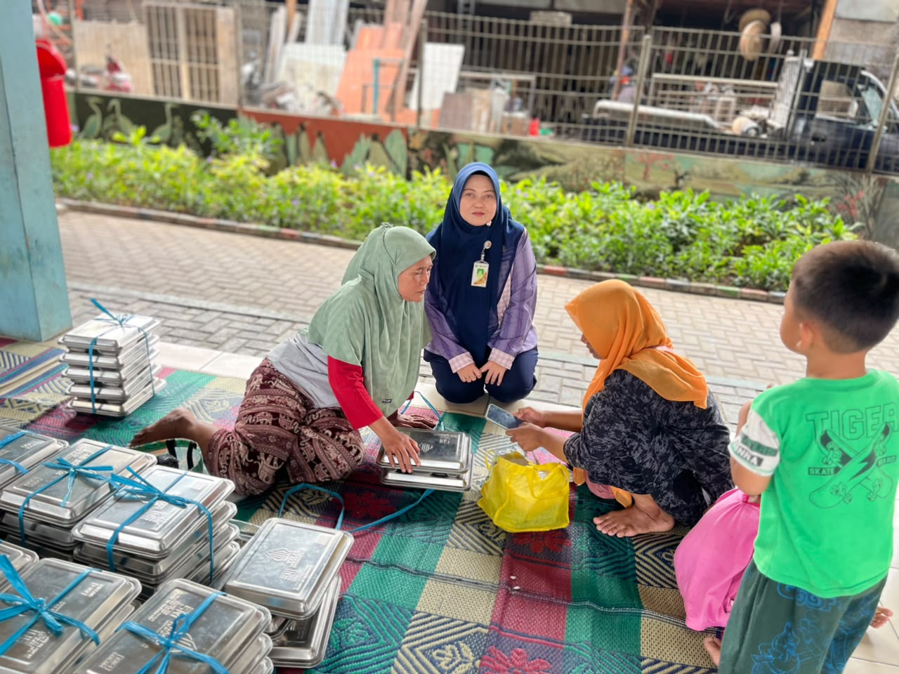 Pelaksanaan Pendistribusian  MBG DI RPTRA Patimura demi  Memperkuat Pemenuhan Gizi dan Kepedulian terhadap Masyarakat 3