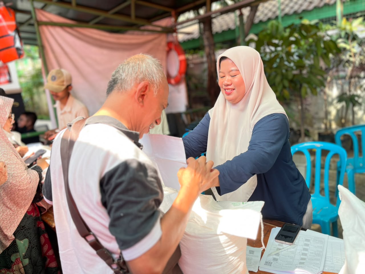 Pendistribusian Beras Bulog mulai dari Hari Ke-1 sampai hari ke-4 dan pendaftaran serta aktivasi Identitas Kependudukan Digital (IKD) telah selesai 1