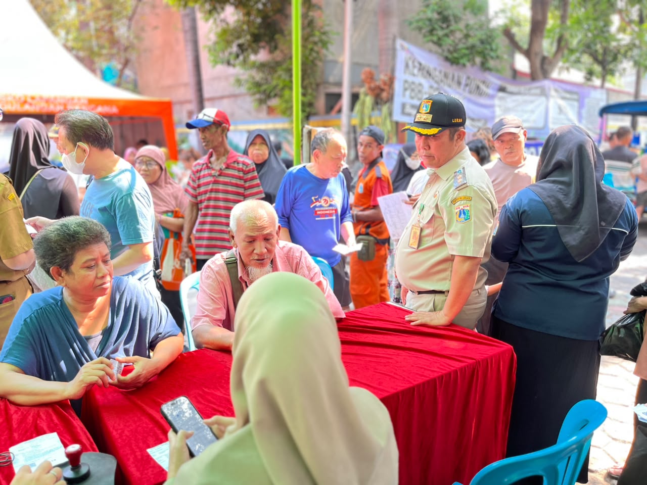 Pendistribusian Beras Bulog mulai dari Hari Ke-1 sampai hari ke-4 dan pendaftaran serta aktivasi Identitas Kependudukan Digital (IKD) telah selesai 4